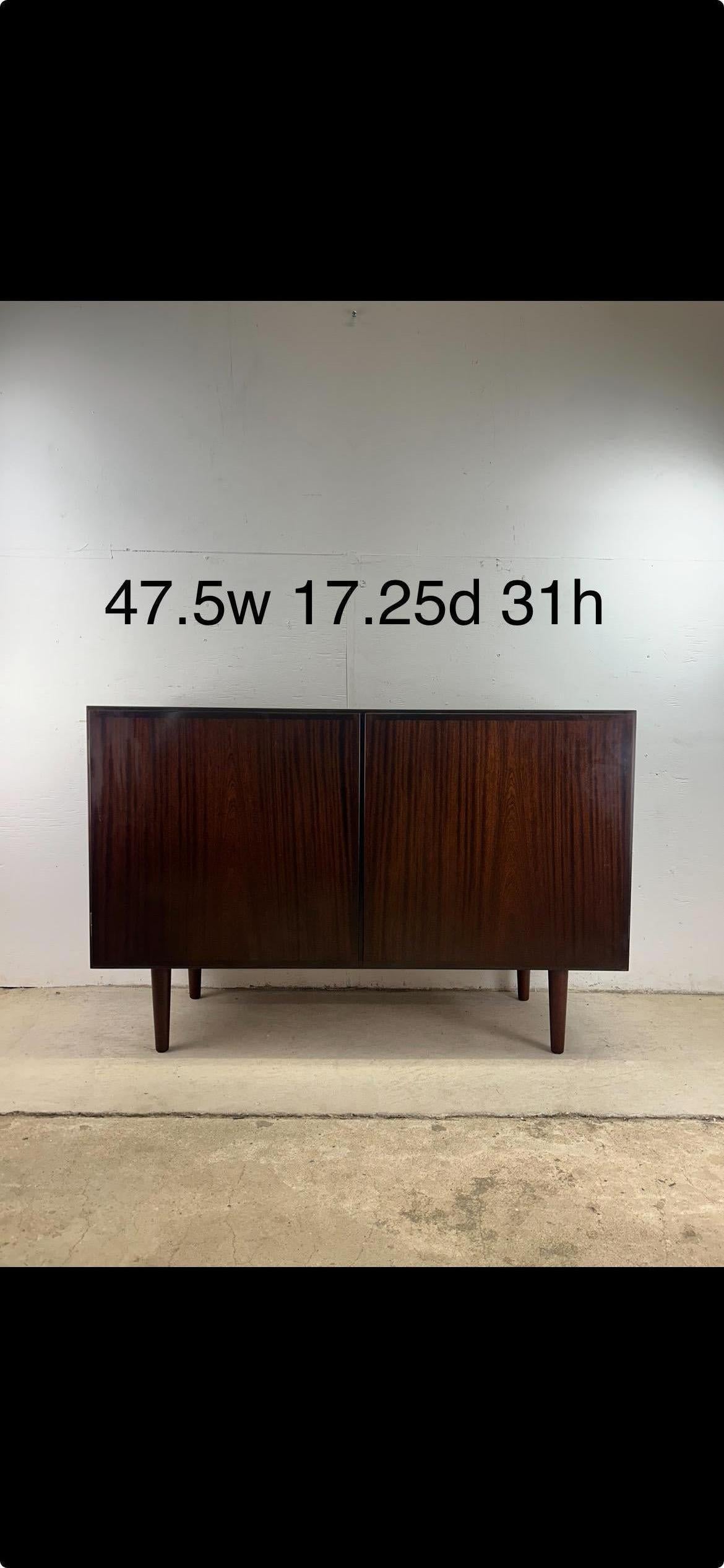 Danish Modern Petite Rosewood Credenza mit Schubladen & Regalen im Angebot 7
