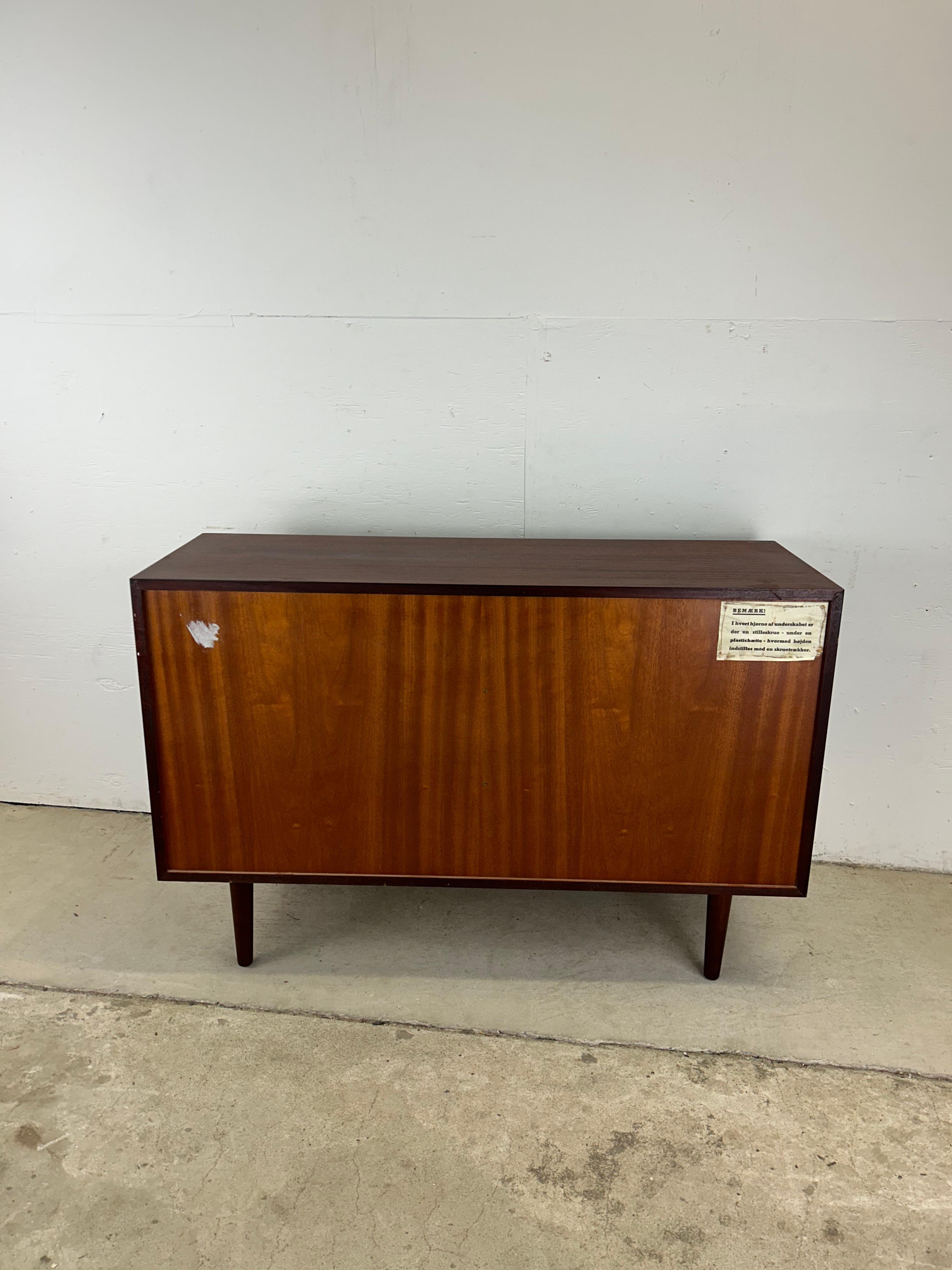 Danish Modern Petite Rosewood Credenza mit Schubladen & Regalen im Angebot 10