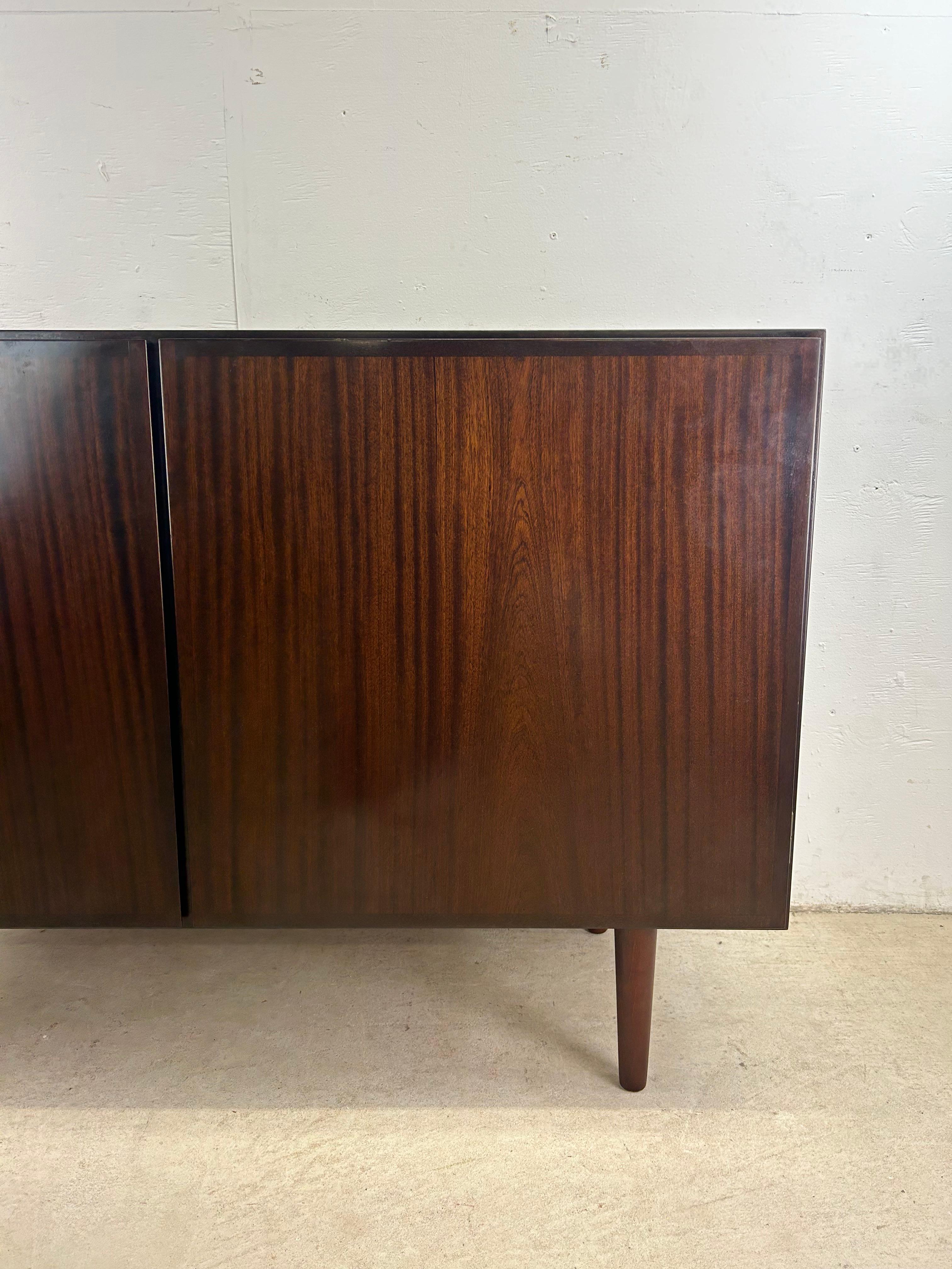Danish Modern Petite Rosewood Credenza mit Schubladen & Regalen (Moderne der Mitte des Jahrhunderts) im Angebot