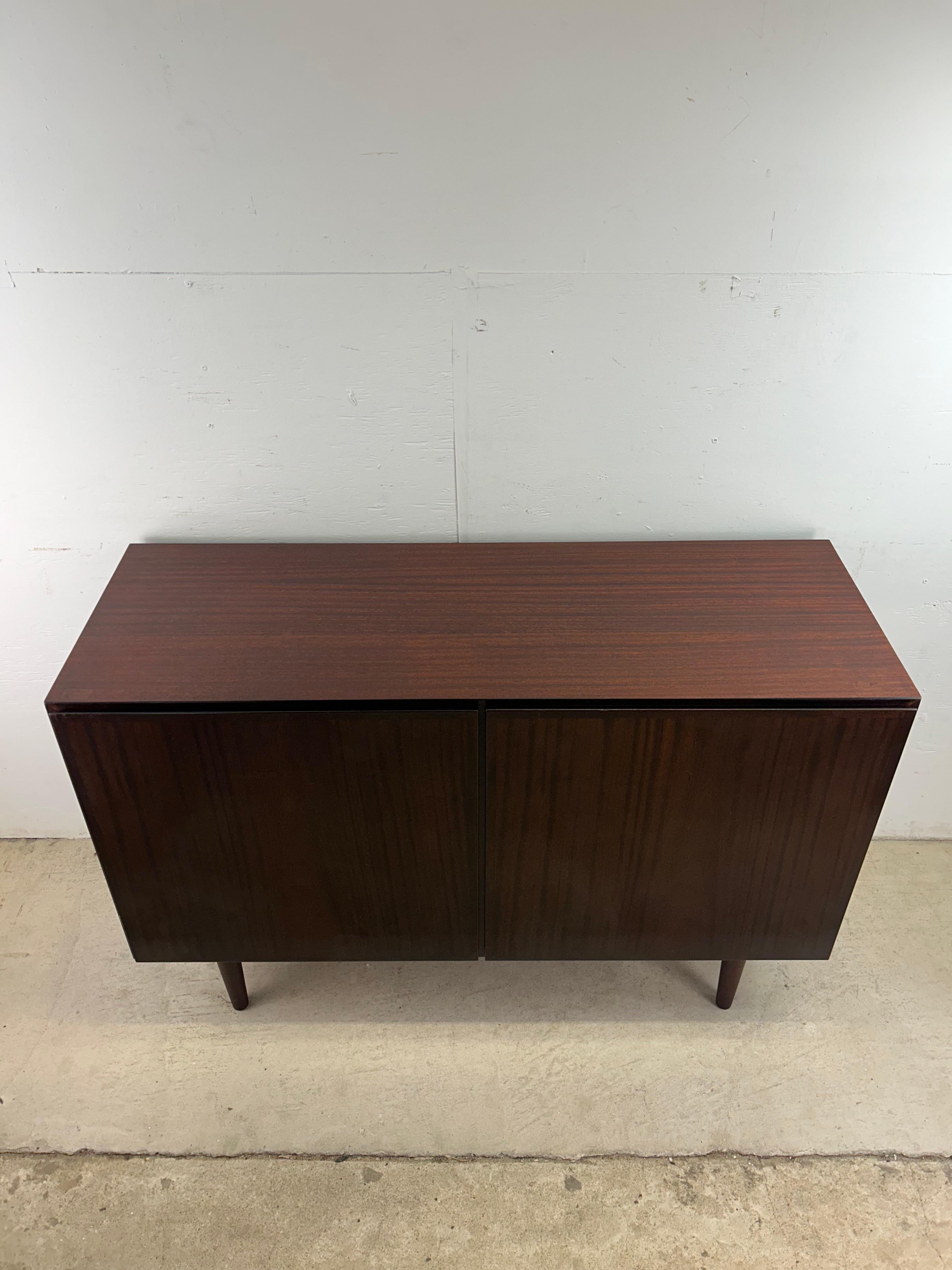 Danish Modern Petite Rosewood Credenza mit Schubladen & Regalen (Dänisch) im Angebot