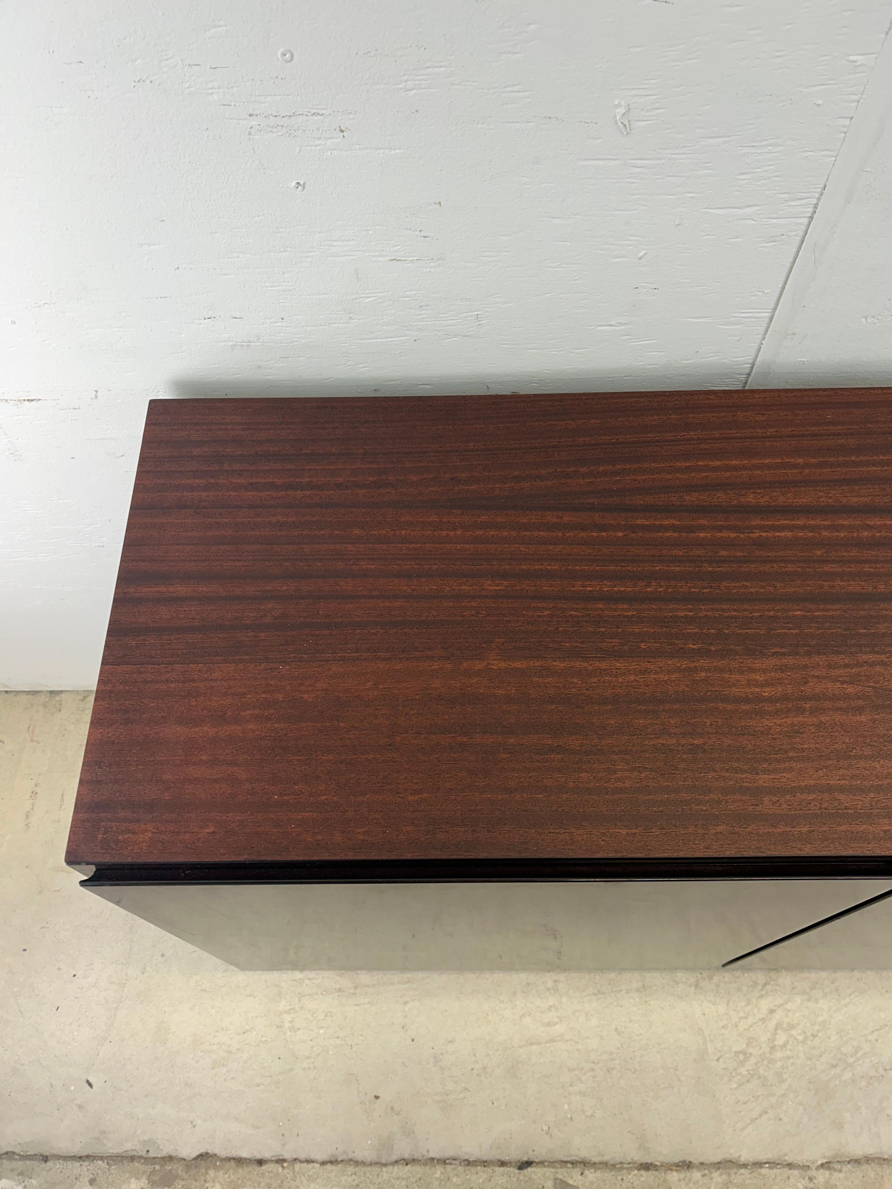 Danish Modern Petite Rosewood Credenza mit Schubladen & Regalen (Furnier) im Angebot