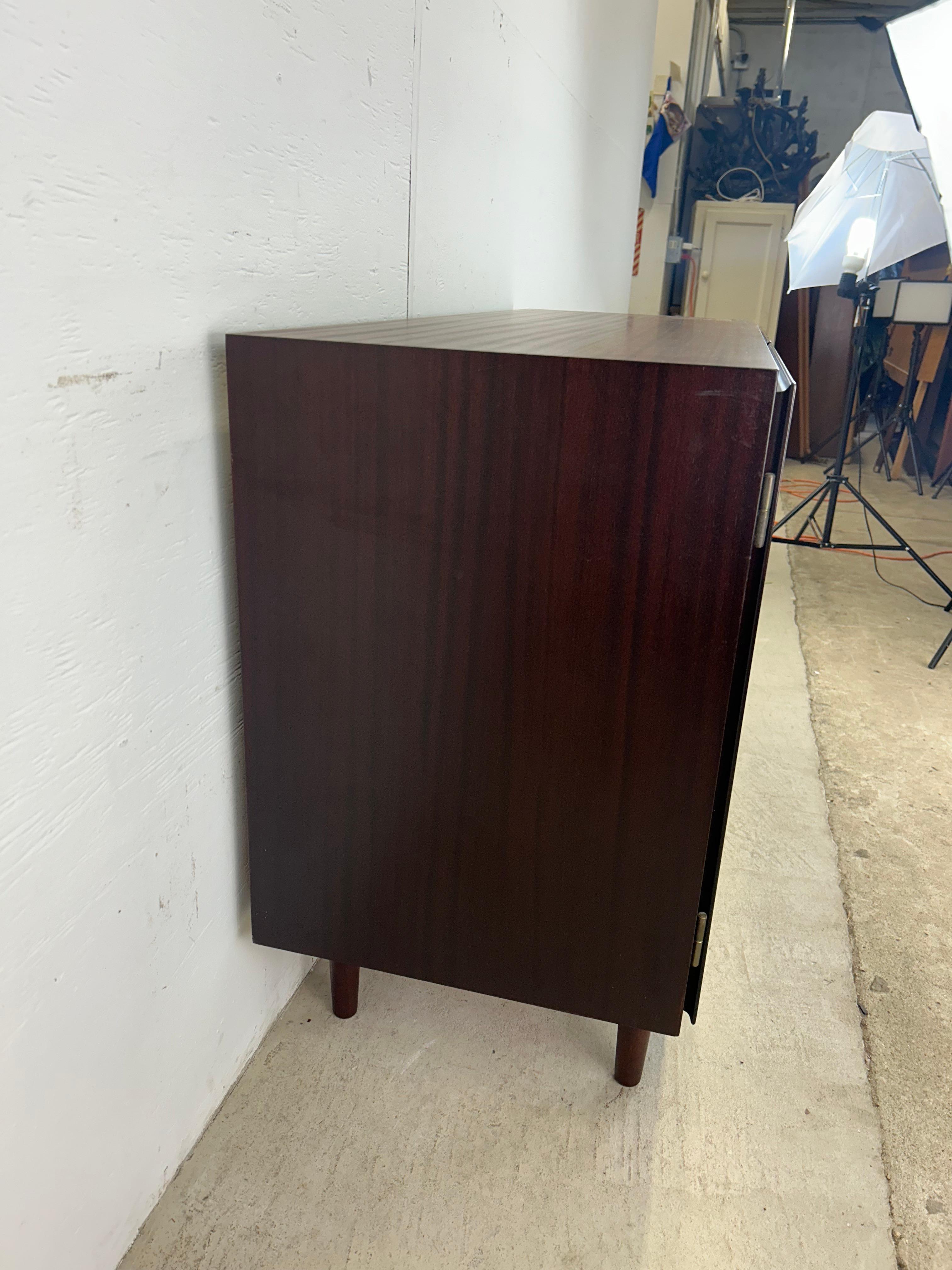 Danish Modern Petite Rosewood Credenza mit Schubladen & Regalen (Rosenholz) im Angebot