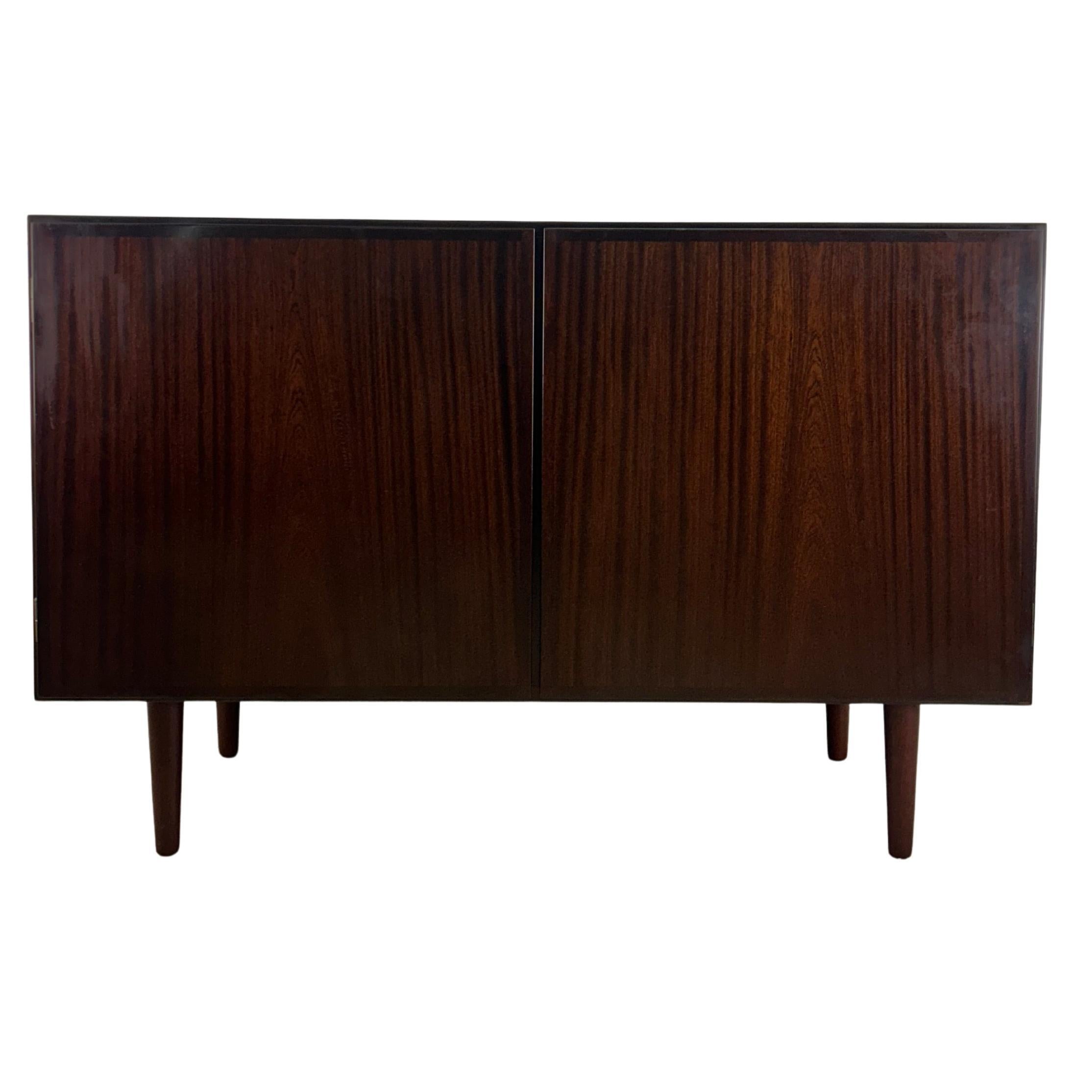 Danish Modern Petite Rosewood Credenza mit Schubladen & Regalen
