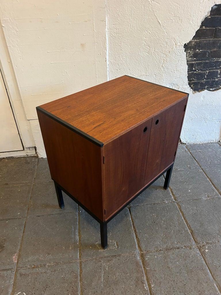 Armario danés moderno Petite de teca de Hans Hove & Palle Petersen Escandinavo moderno en venta