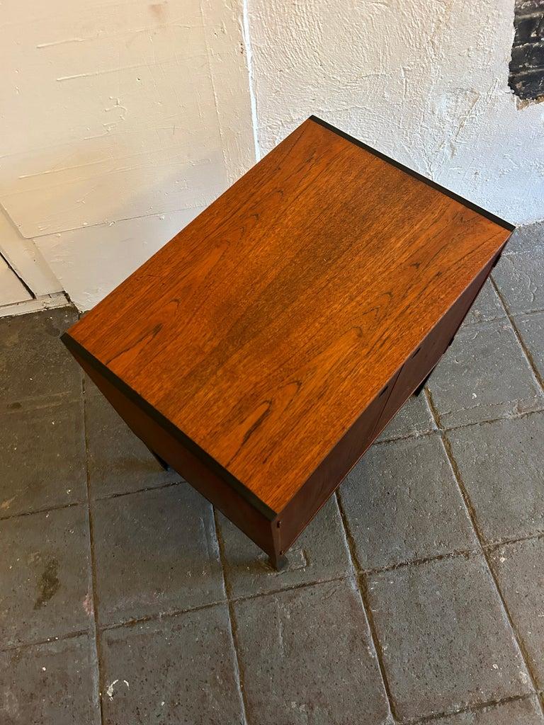 Armario danés moderno Petite de teca de Hans Hove & Palle Petersen Danés en venta