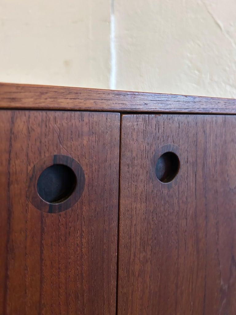 Armario danés moderno Petite de teca de Hans Hove & Palle Petersen en Bueno estado para la venta en Brooklyn, NY