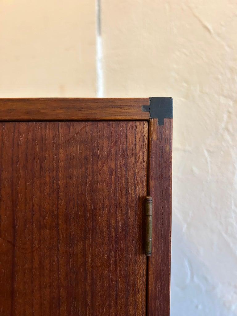 Armario danés moderno Petite de teca de Hans Hove & Palle Petersen Acero en venta