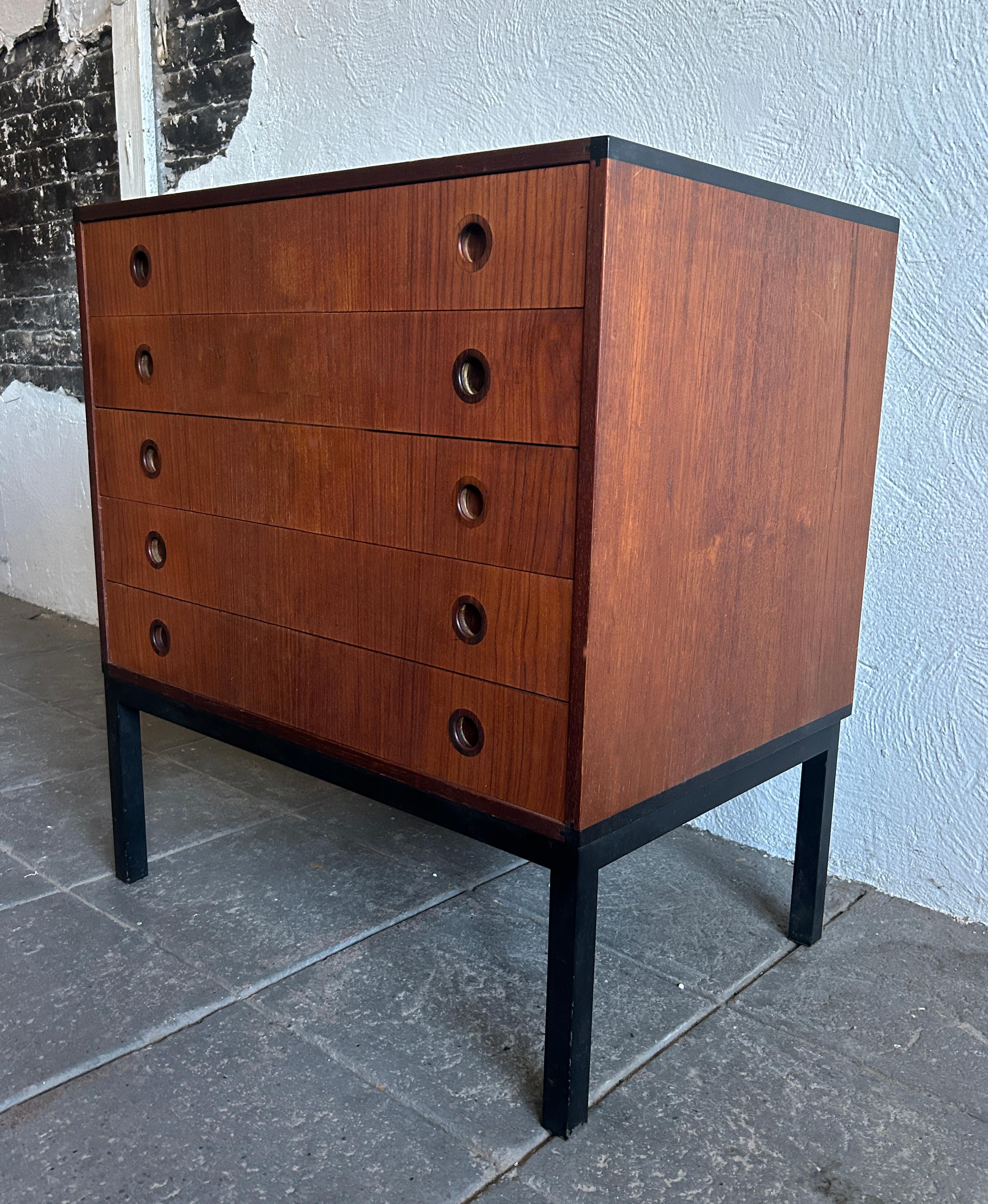 Danish modern Petite teak chest of drawers by Hans Hove & Palle Petersen Made by Christian Linnebergs mobler. Has 5 small sliding drawers made of solid birch blonde wood. Small End table or nightstand or chest of drawers. Teak wood with rosewood