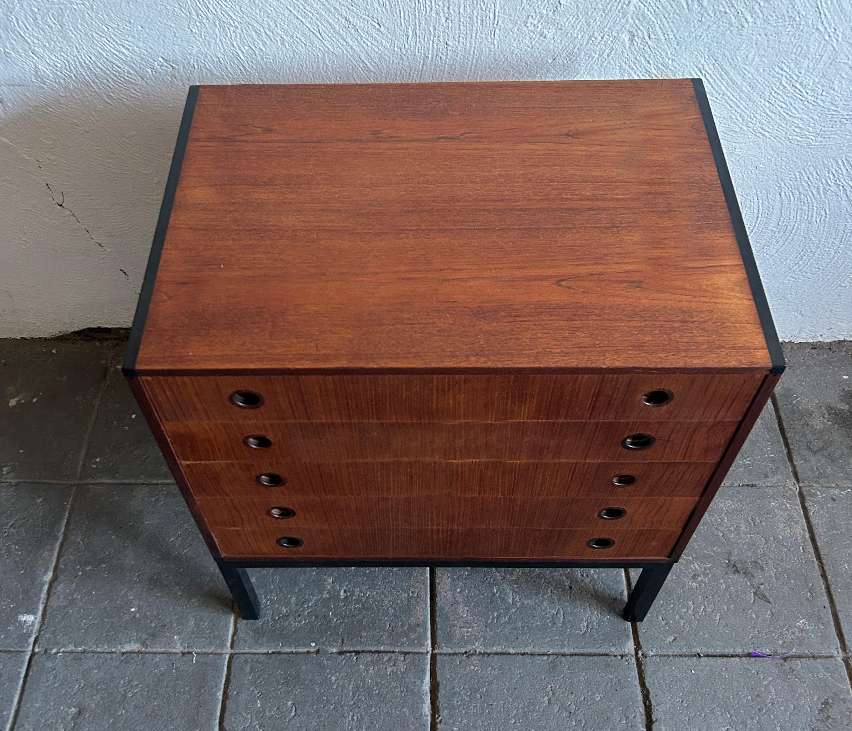 Scandinavian Modern Danish modern Petite teak chest of drawers by Hans Hove & Palle Petersen For Sale