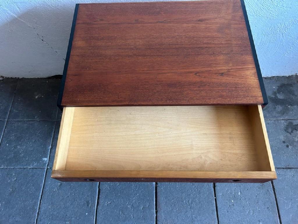 Falegnameria Cassettiera danese moderna Petite in teak di Hans Hove & Palle Petersen in vendita