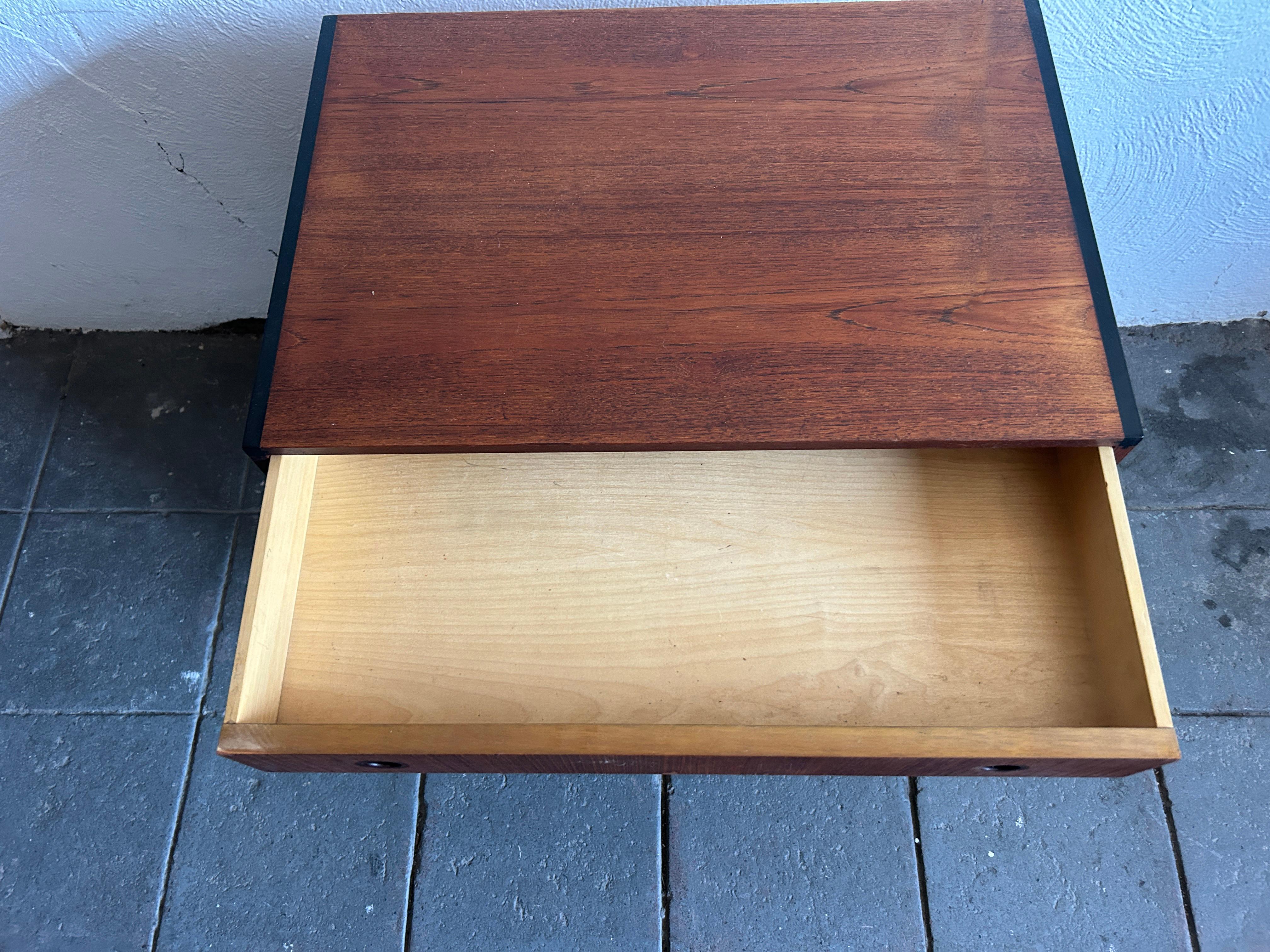 Danish modern Petite teak chest of drawers by Hans Hove & Palle Petersen In Good Condition For Sale In BROOKLYN, NY