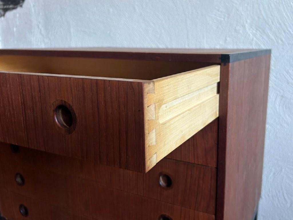 Cassettiera danese moderna Petite in teak di Hans Hove & Palle Petersen In condizioni buone in vendita a Brooklyn, NY