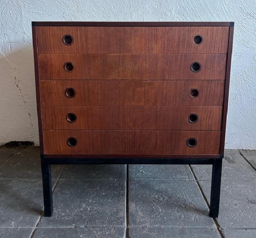 Acciaio Cassettiera danese moderna Petite in teak di Hans Hove & Palle Petersen in vendita