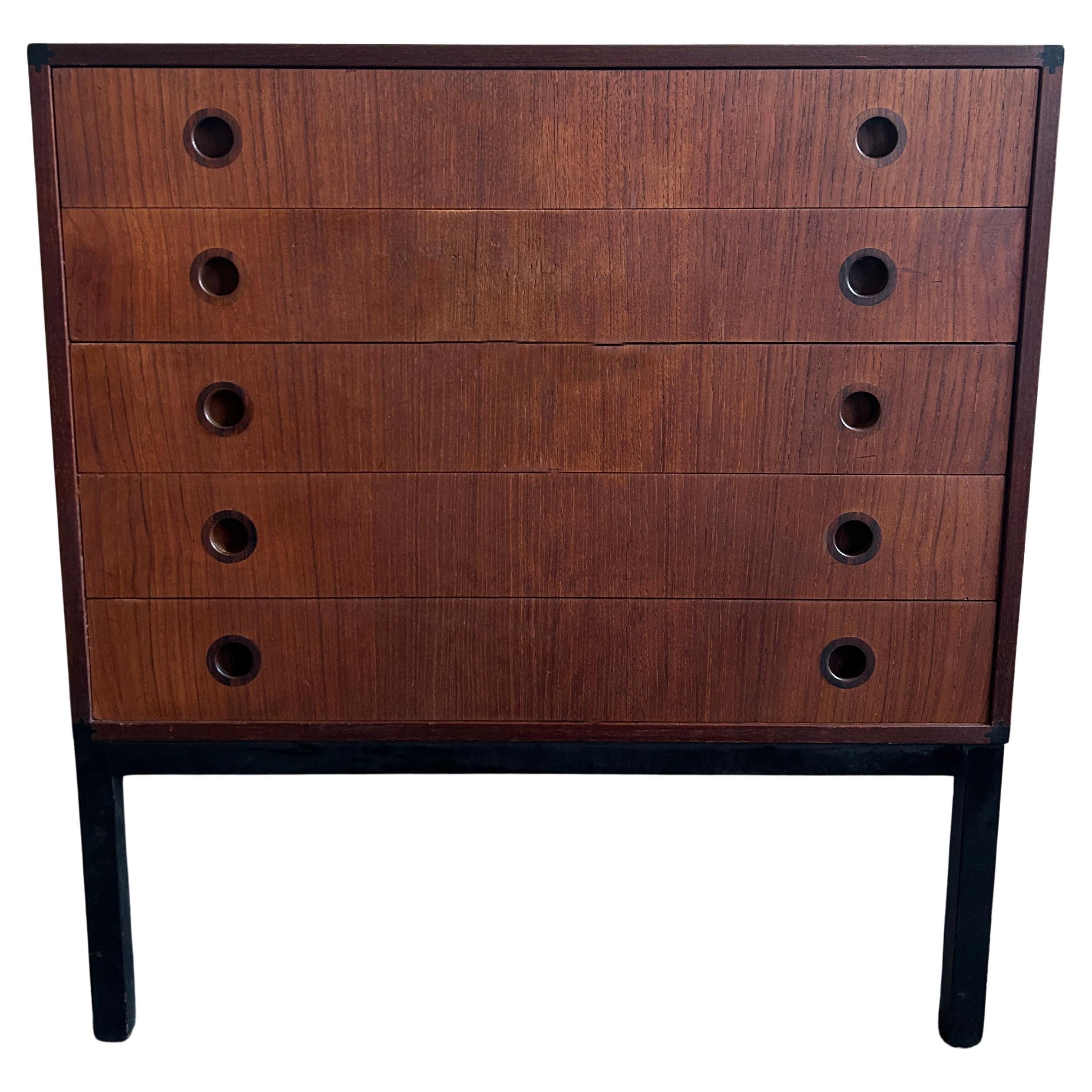 Danish modern Petite teak chest of drawers by Hans Hove & Palle Petersen For Sale