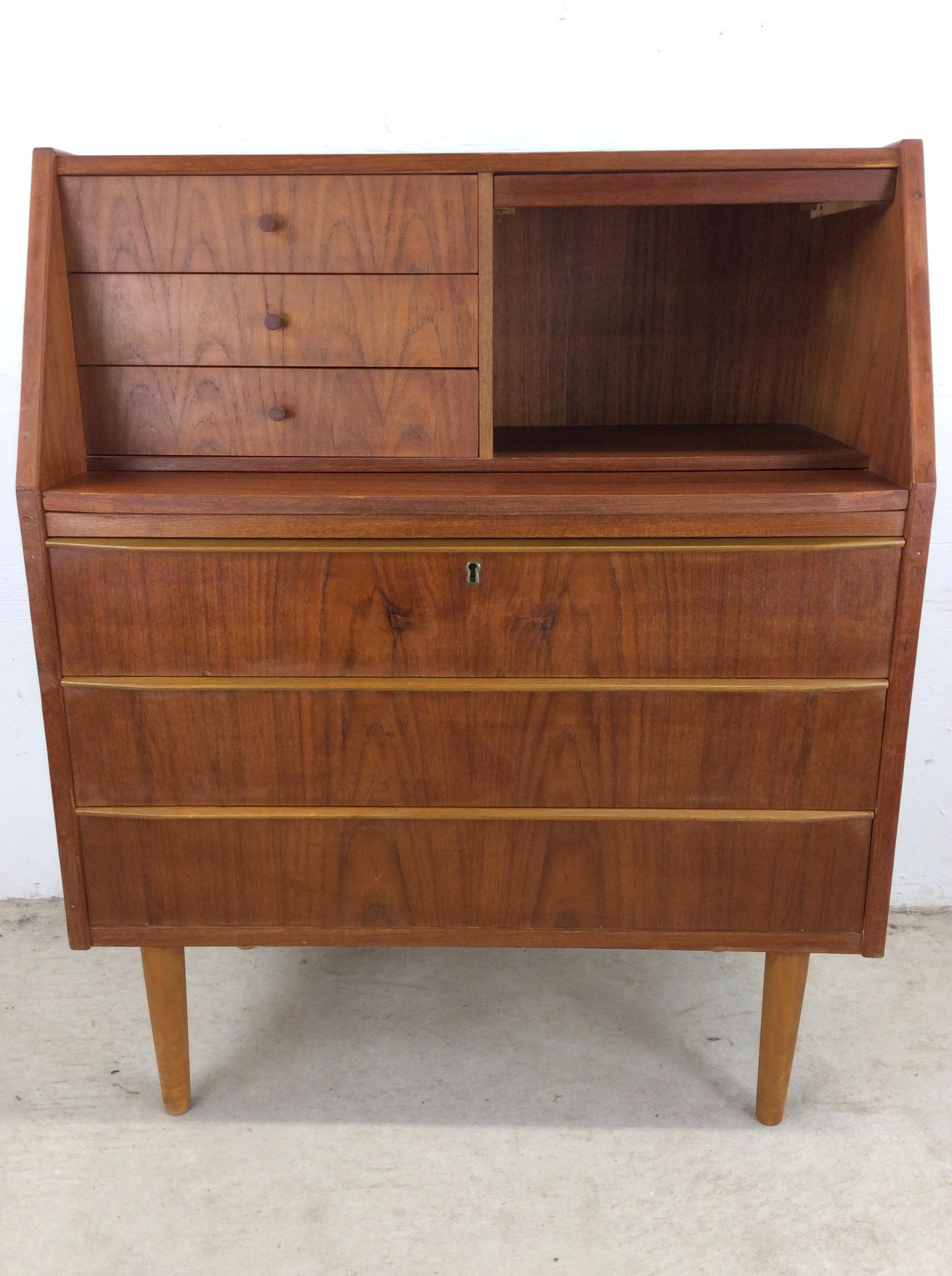 Danish Modern Petite Vanity with Draw Leaf and Mirrored Tray In Good Condition For Sale In Freehold, NJ