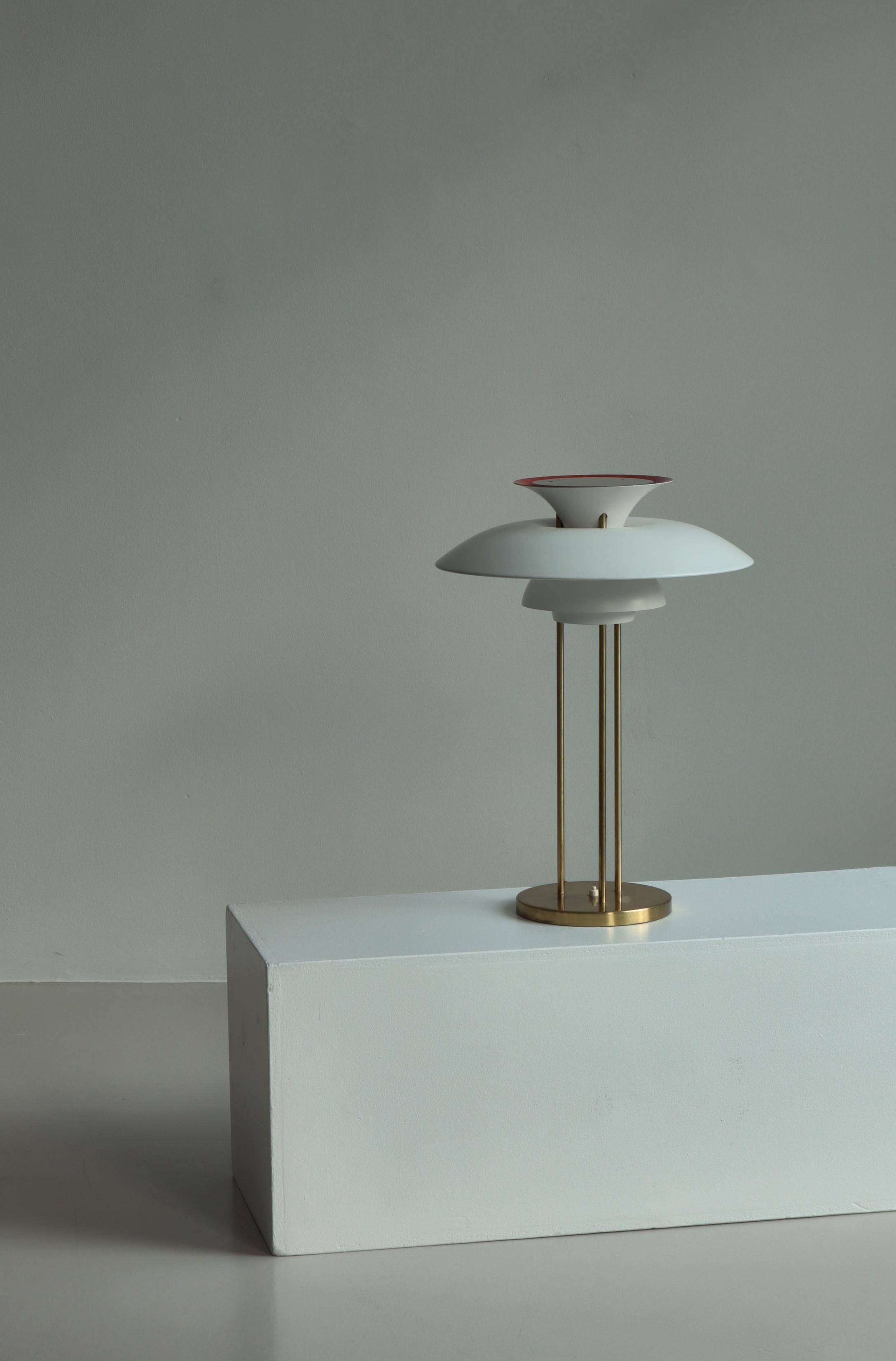 Rare lampe de table PH5 fabriquée dans les années 1960 chez Louis Poulsen, Copenhague. Conçue par Poul Henningsen (PH) dans le cadre de son célèbre système de lampes PH. Magnifique laiton patiné et laque d'origine.