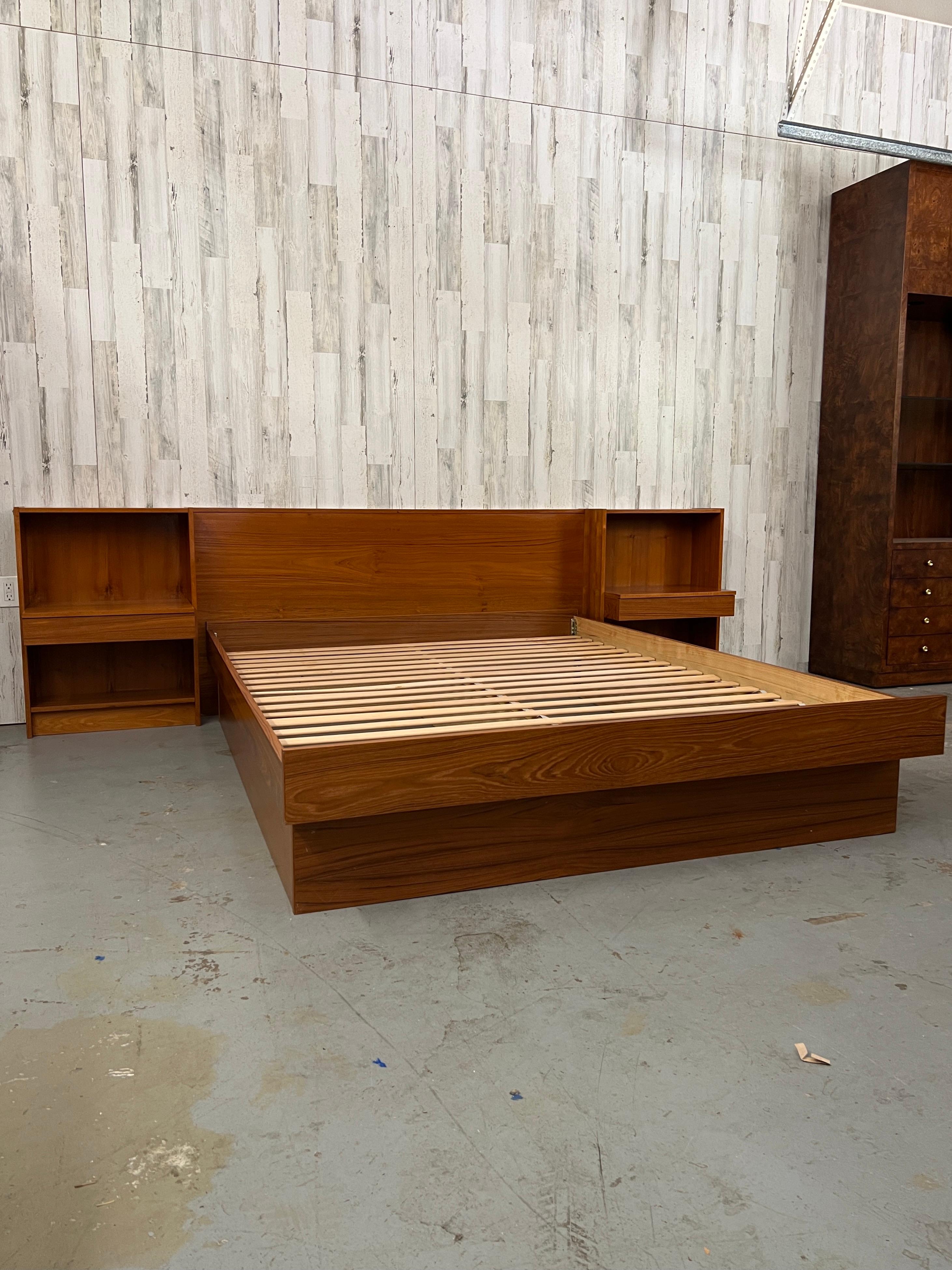 Danish Modern Platform Bed & Nightstands- Queen Size In Good Condition In Denton, TX