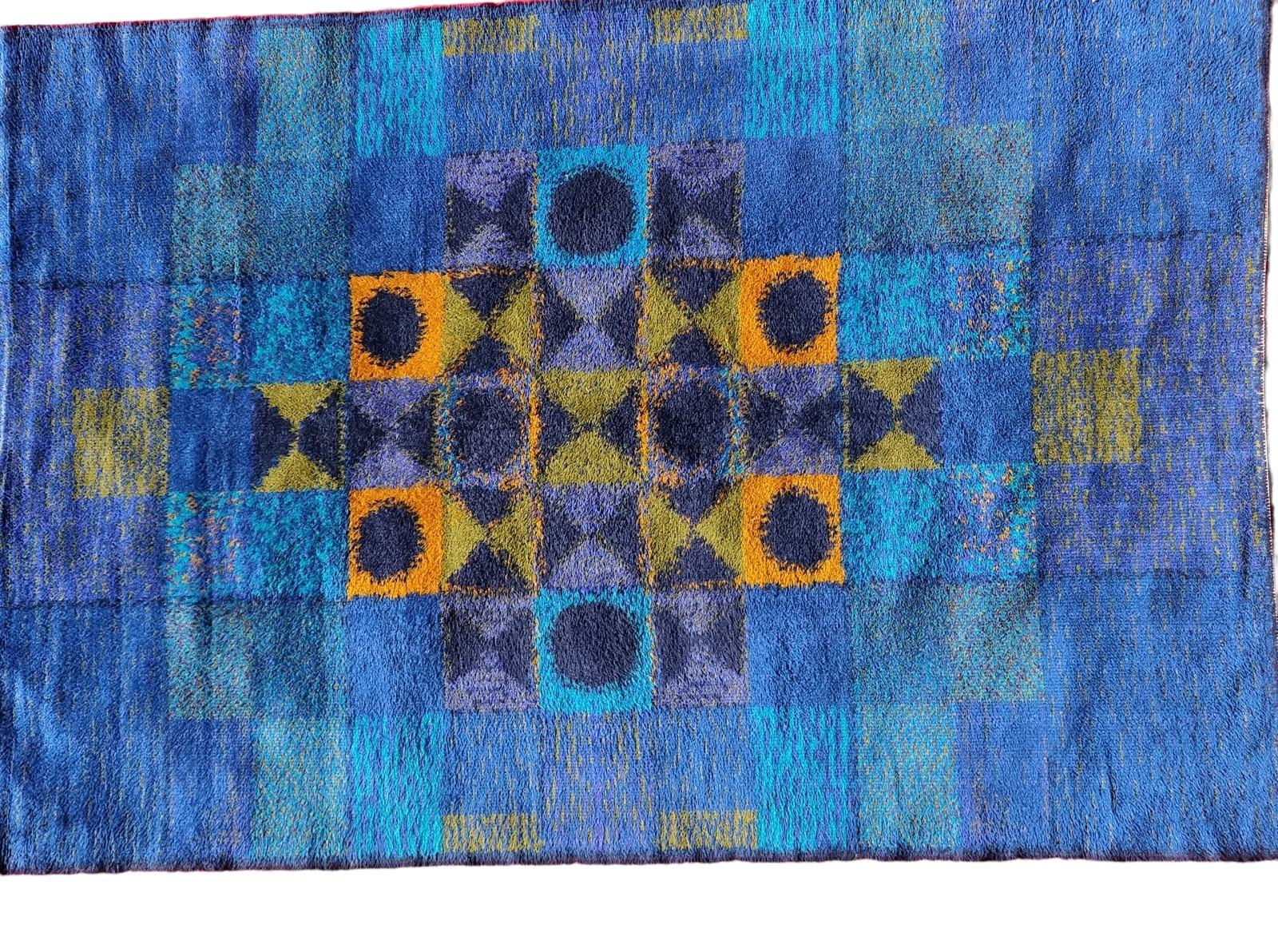 This huge Danish Rug manufactured by Hojer Eksport Wilton in the 1960's
Vintage made with a high quality Danish weaving technique RYA, made of pure wool, is a beautiful example of 60s pop art with soft blue colors.

It is an object of high