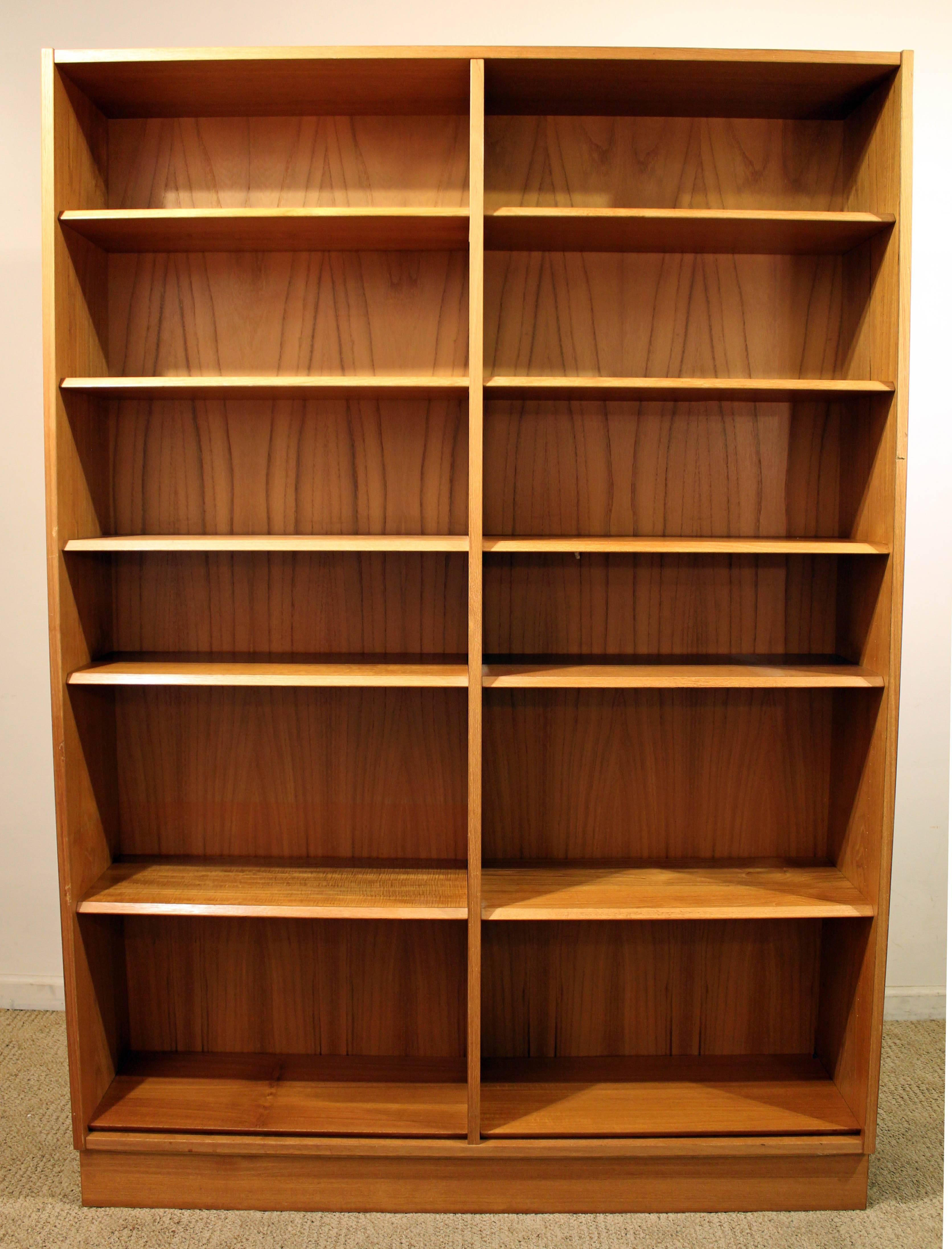 Offered is a piece of time and design: a teak double bookcase designed by Poul Hundevad. Includes twelve adjustable shelves, two are missing pins.

Dimensions:
54.5