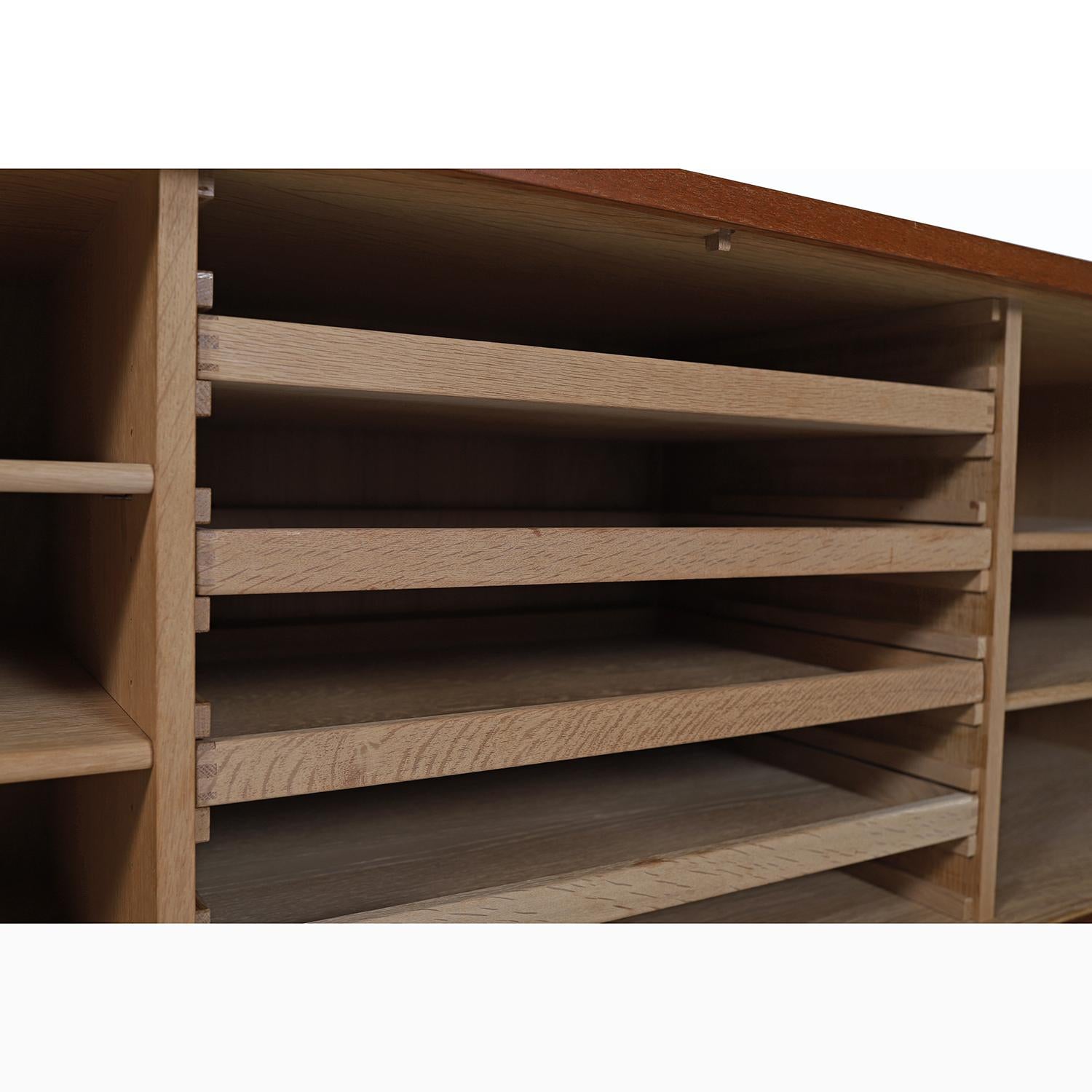 
Die Präsidentenanrichte von Hans J. Wegner, aus Teak und Eiche.  Details zum Design:  magische