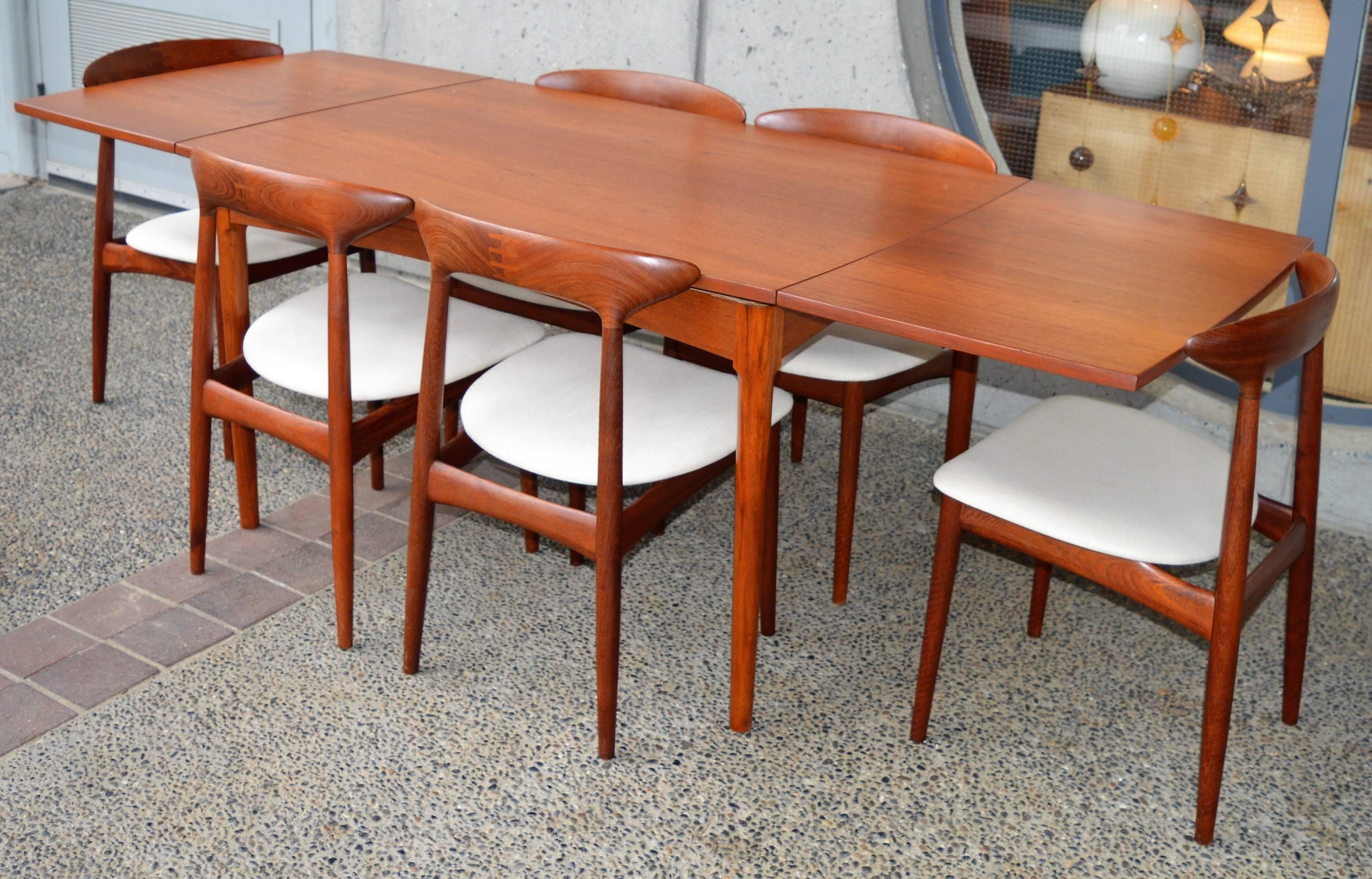 Danish Modern Quality Teak Draw-Leaf Surfboard Dining Table by Hundevad & Co. In Excellent Condition In New Westminster, British Columbia
