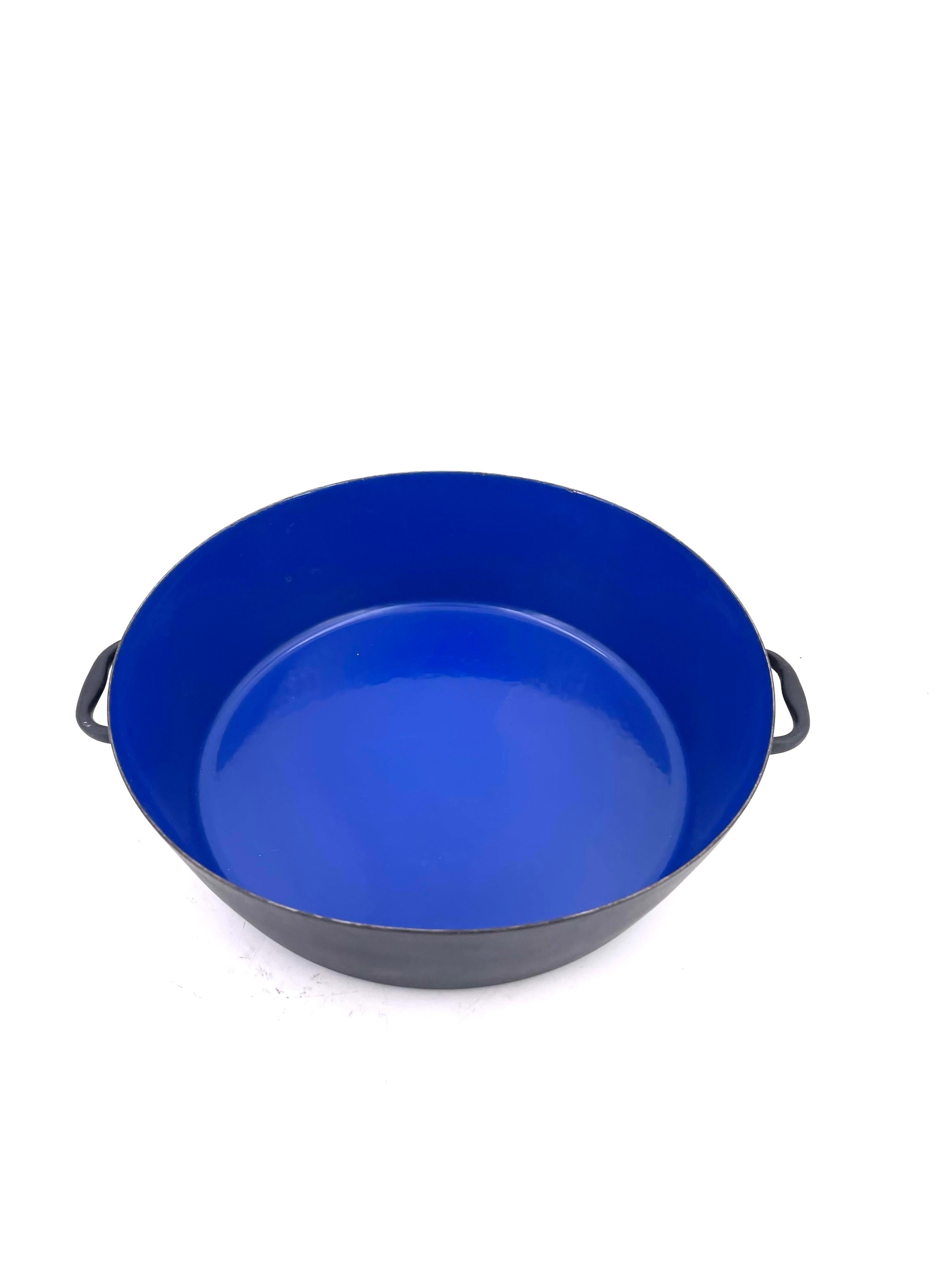 Danish modern blue enamel Krenit cooking bowl by Herbert Krenchel for Torben Orskov, circa 1950s. Beautiful color and condition on this vintage piece with no chips to the enamel, but some minor wear on the outside of the bowl. Signed on the