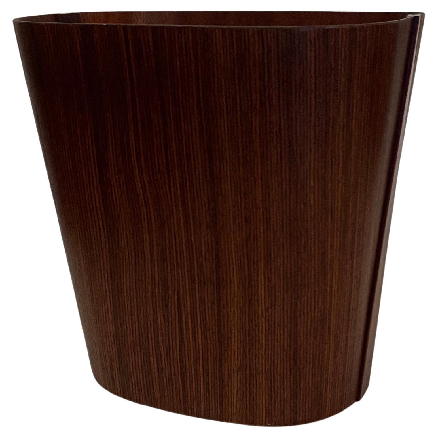 Bellissimo e raro cestino per rifiuti di Beni Mobler degli anni '70 circa, in elegante legno di palissandro, con una piccola riparazione sul fondo invisibile all'occhio e nel complesso in buone condizioni.