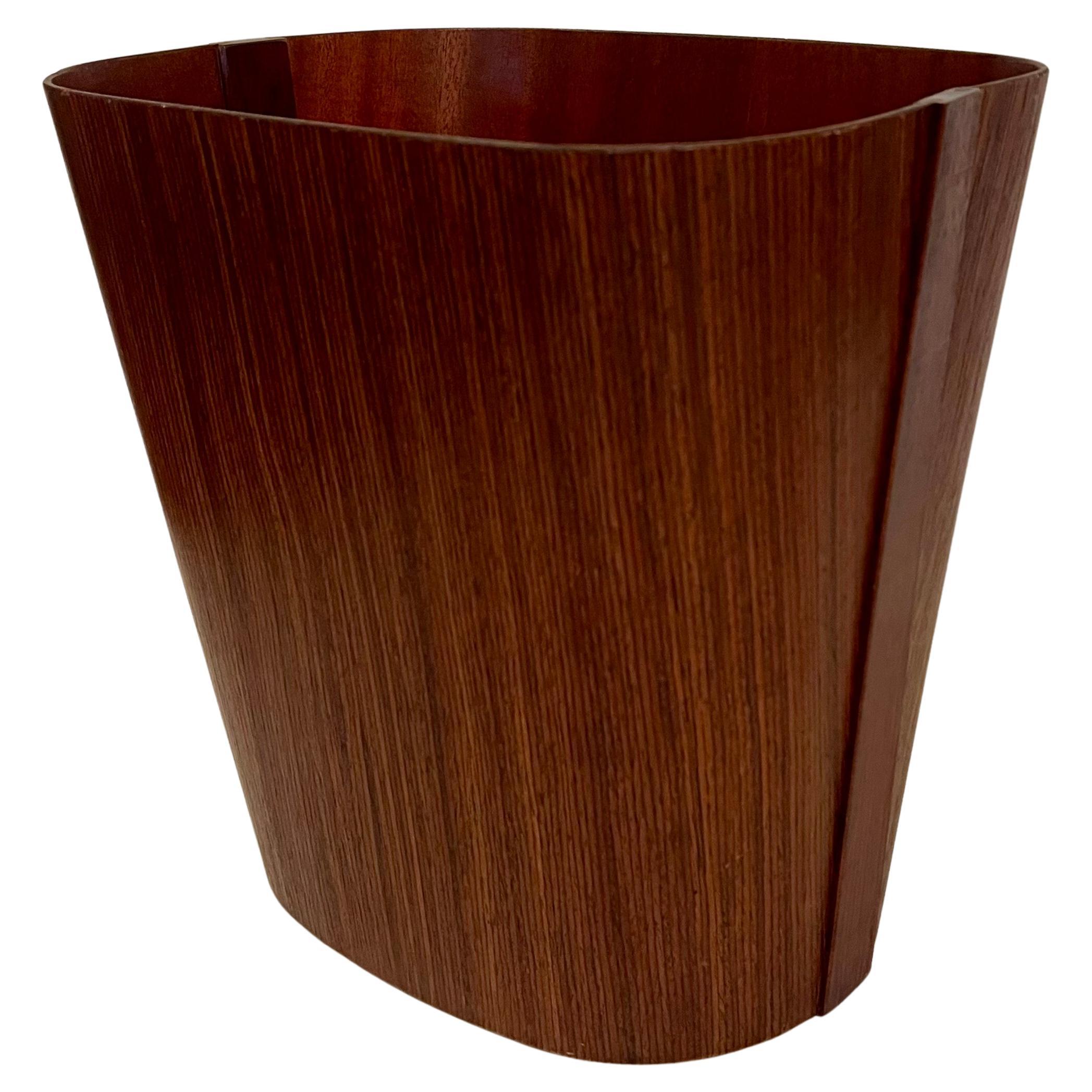XX secolo Cestino moderno danese in legno di palissandro di Beni Mobler, anni '70 in vendita