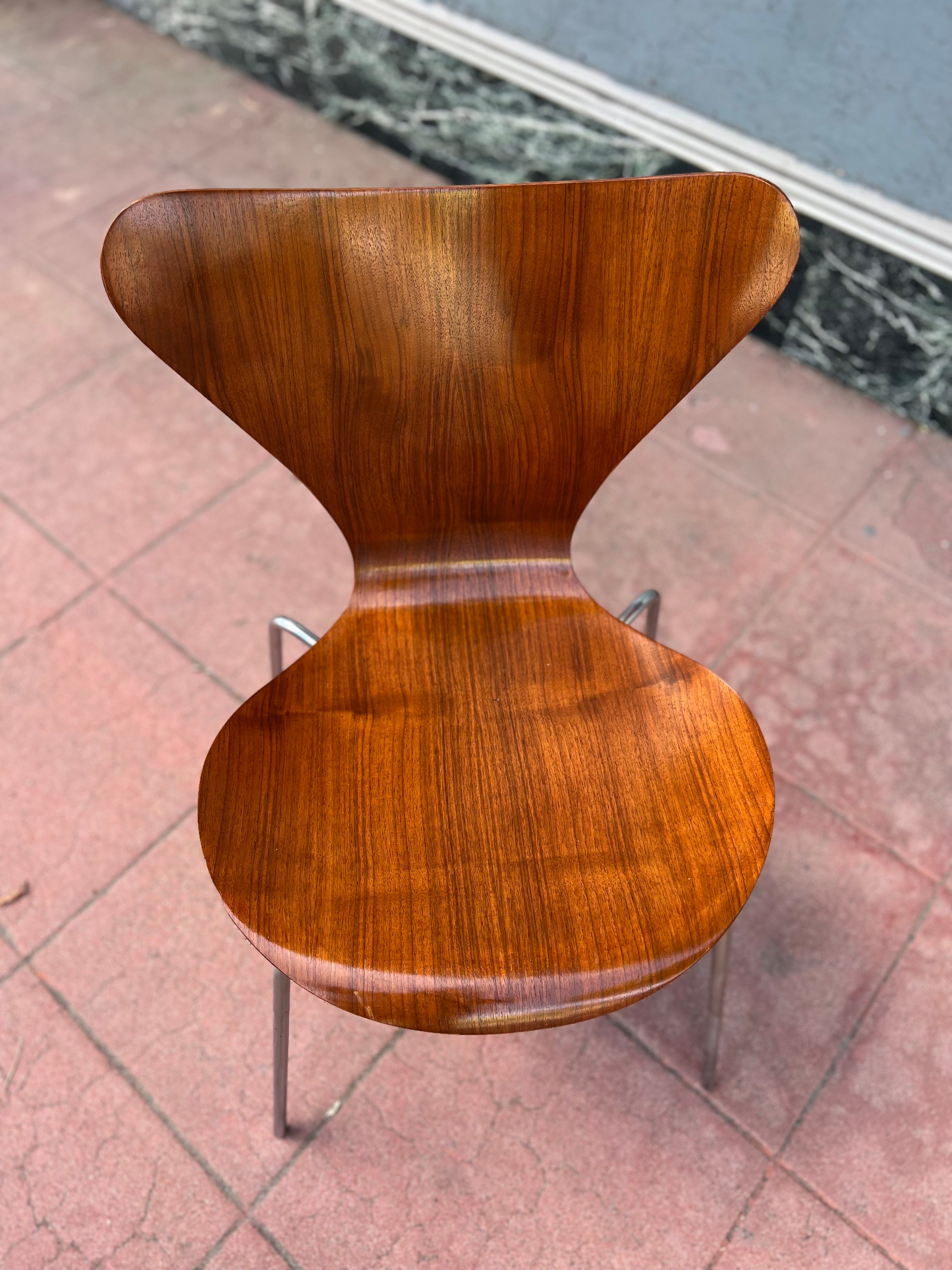 Schöne und seltene 1. Auflage Serie 7 Stuhl von Arne Jacobsen entworfen, für Fritz Hansen frühe Produktion für den dänischen Markt gemacht Metallkappe mit dem FH-Logo und Danmark eingeprägt, was bedeutet, es war nicht für den Export gemacht, hat