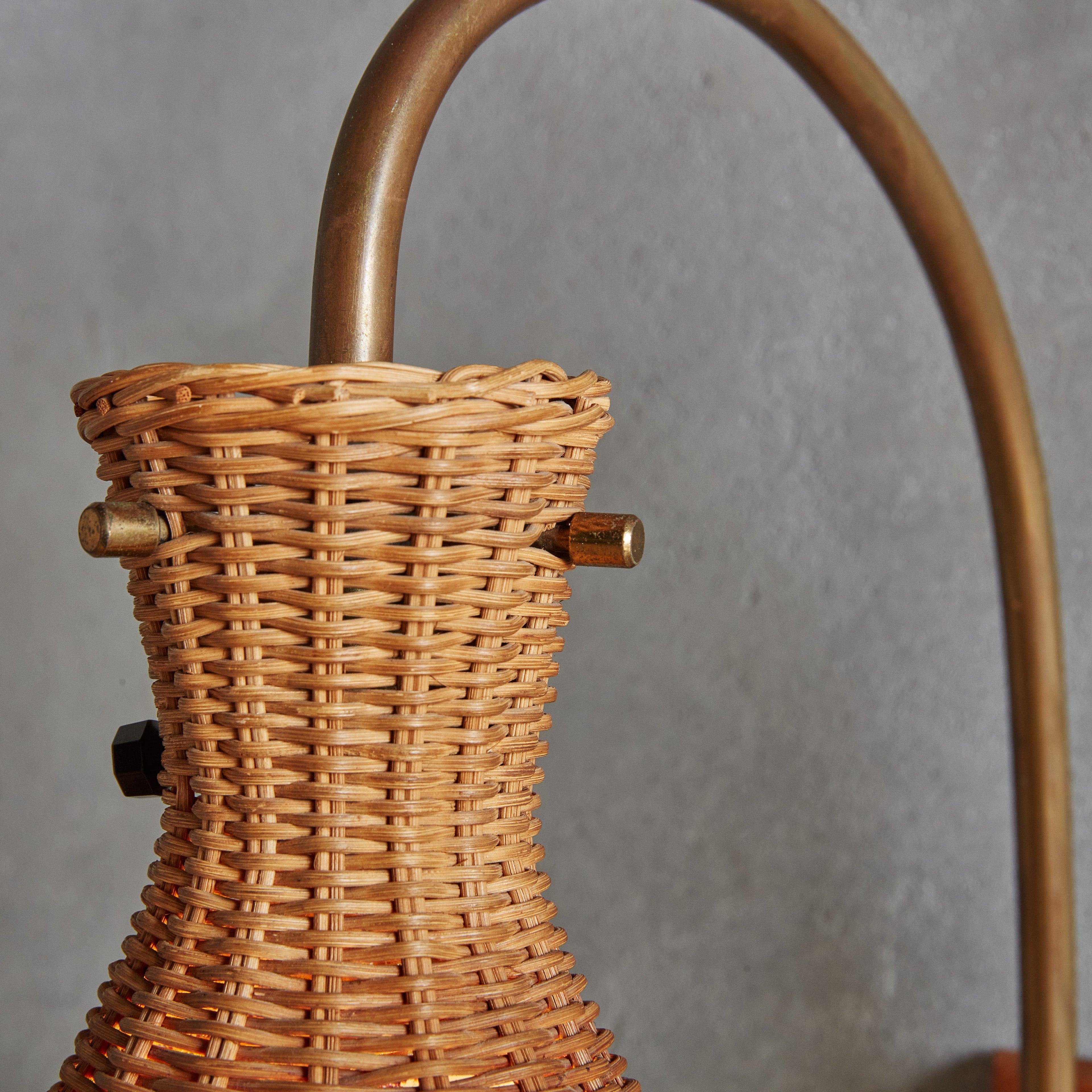 Applique pivotante danoise moderne en rotin et laiton, 20e siècle en vente 4