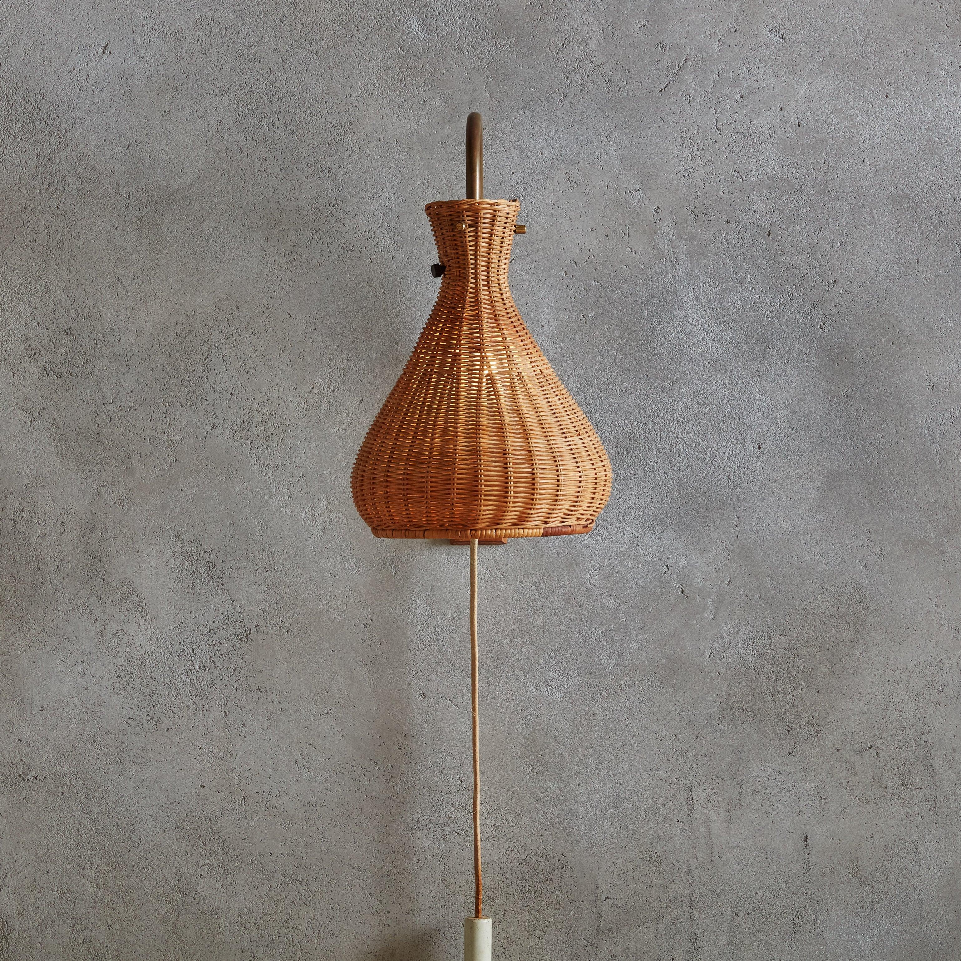Scandinave moderne Applique pivotante danoise moderne en rotin et laiton, 20e siècle en vente
