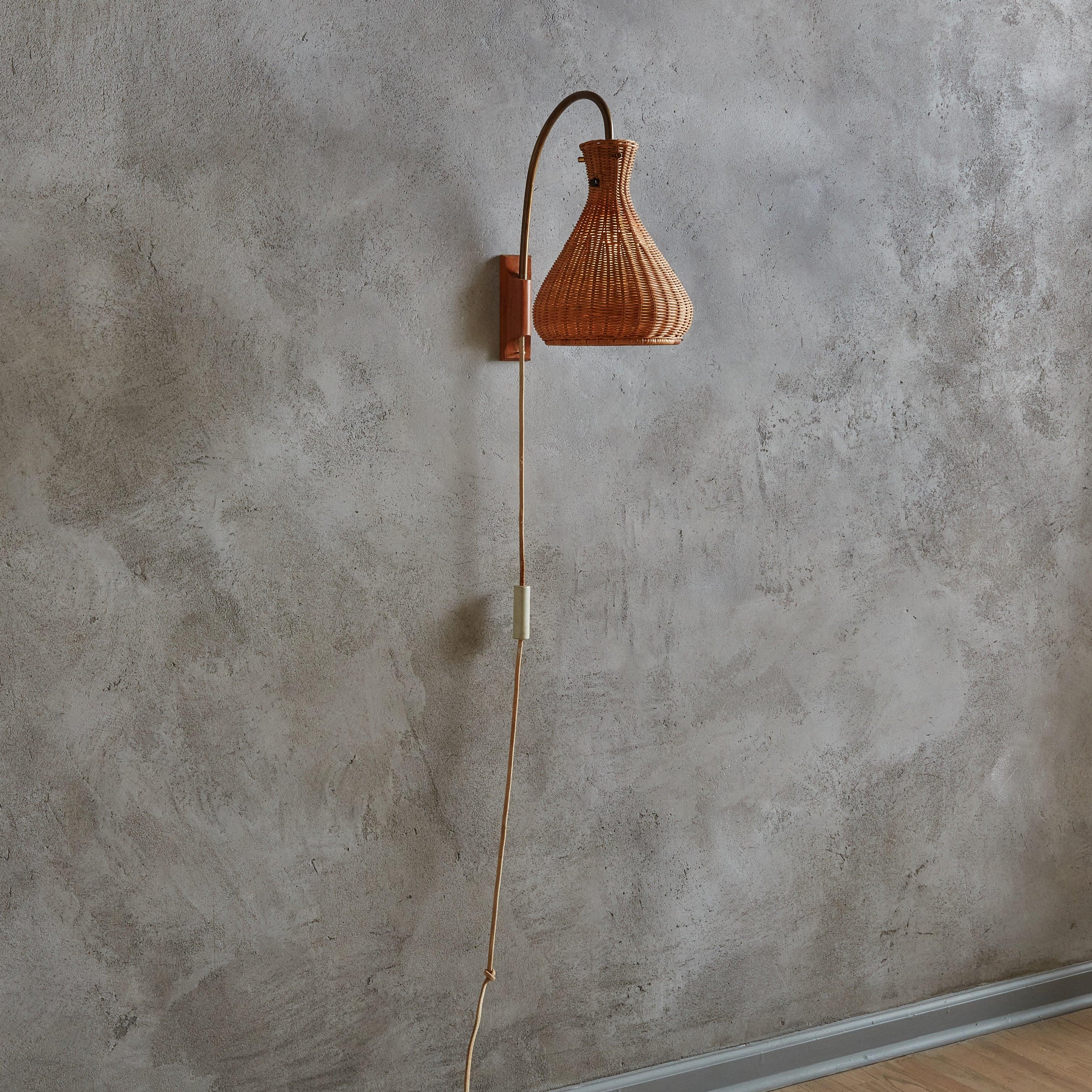 Danois Applique pivotante danoise moderne en rotin et laiton, 20e siècle en vente