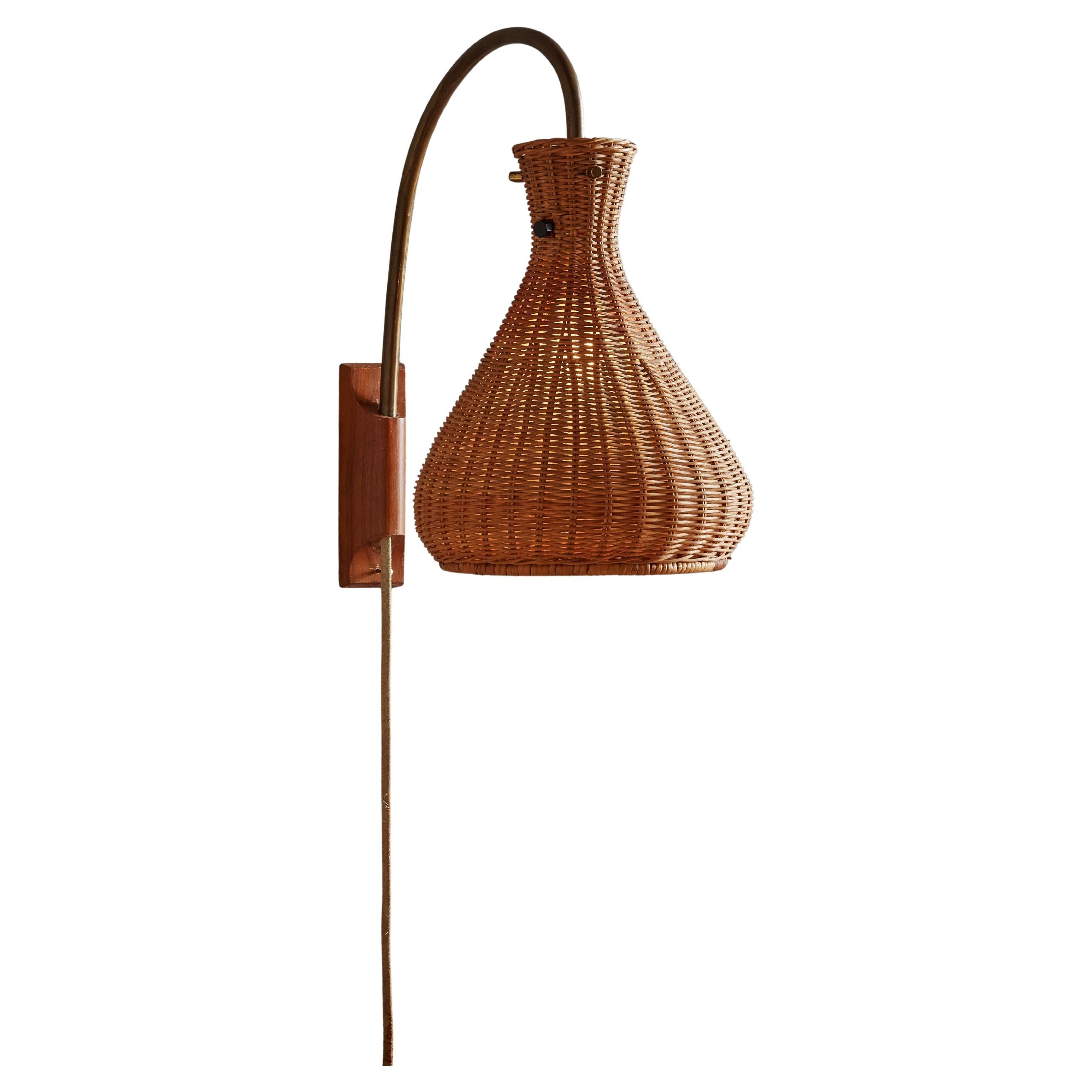 Applique pivotante danoise moderne en rotin et laiton, 20e siècle en vente