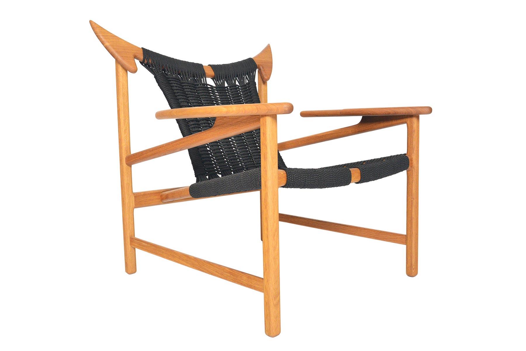 Magnifiquement conçu en utilisant la texture et les formes organiques, ce fauteuil de salon en chêne récupéré et en corde, modèle MG32, a été conçu par Martin Godsk pour Godsk Snedkeri. Le chêne traité à l'huile offre une finition lisse mettant en