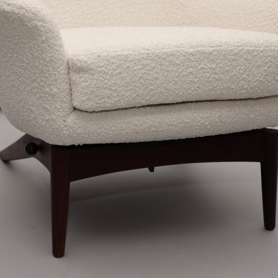Vintage-Sessel aus den sechziger Jahren, entworfen von H. W. Klein für Bramin Mobler, mit einem leicht zu bedienenden Drehknopf, der es ermöglicht, die Liegeposition zu verändern. Neu bezogen mit weißem Bouclé