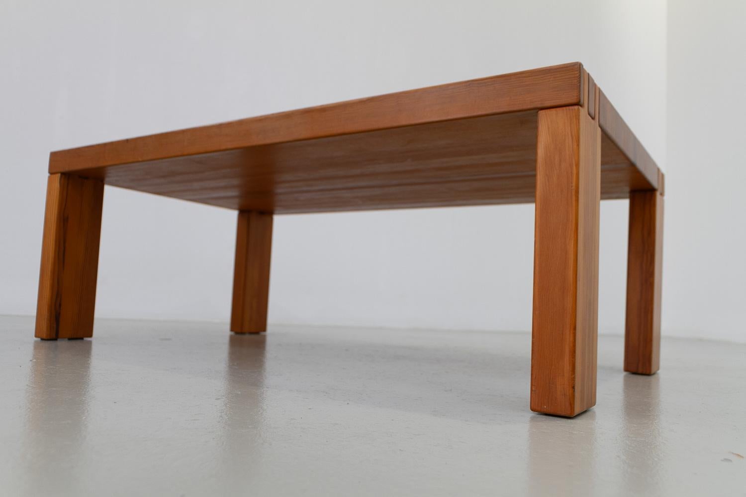 Dänischer moderner rechteckiger brutalistischer dänischer Couchtisch aus Oregon Kiefernholz, 1970er Jahre. im Angebot 6