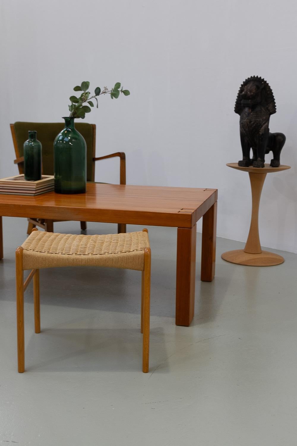 Dänischer moderner rechteckiger brutalistischer dänischer Couchtisch aus Oregon Kiefernholz, 1970er Jahre. im Angebot 9