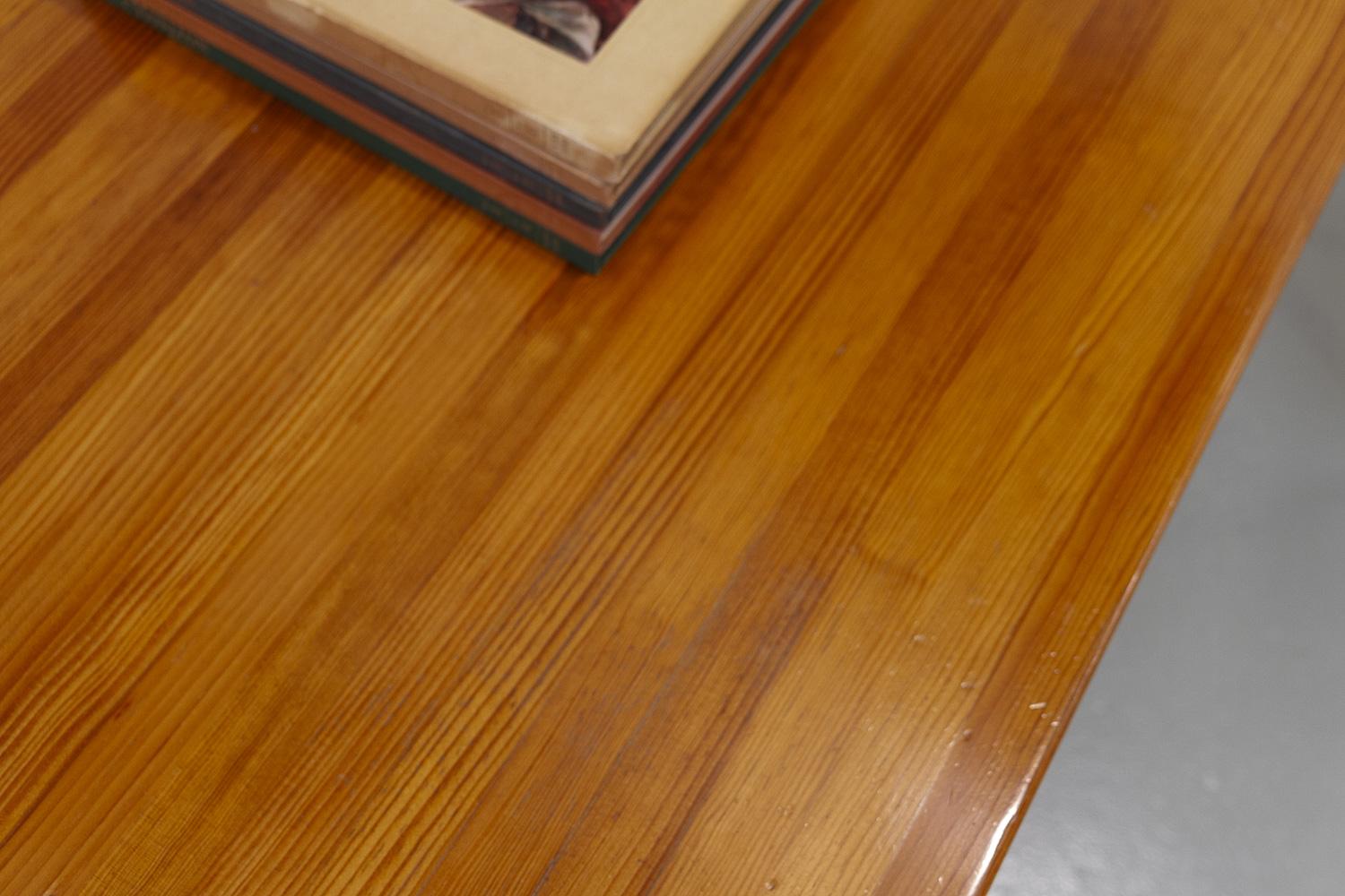 Dänischer moderner rechteckiger brutalistischer dänischer Couchtisch aus Oregon Kiefernholz, 1970er Jahre. im Angebot 10