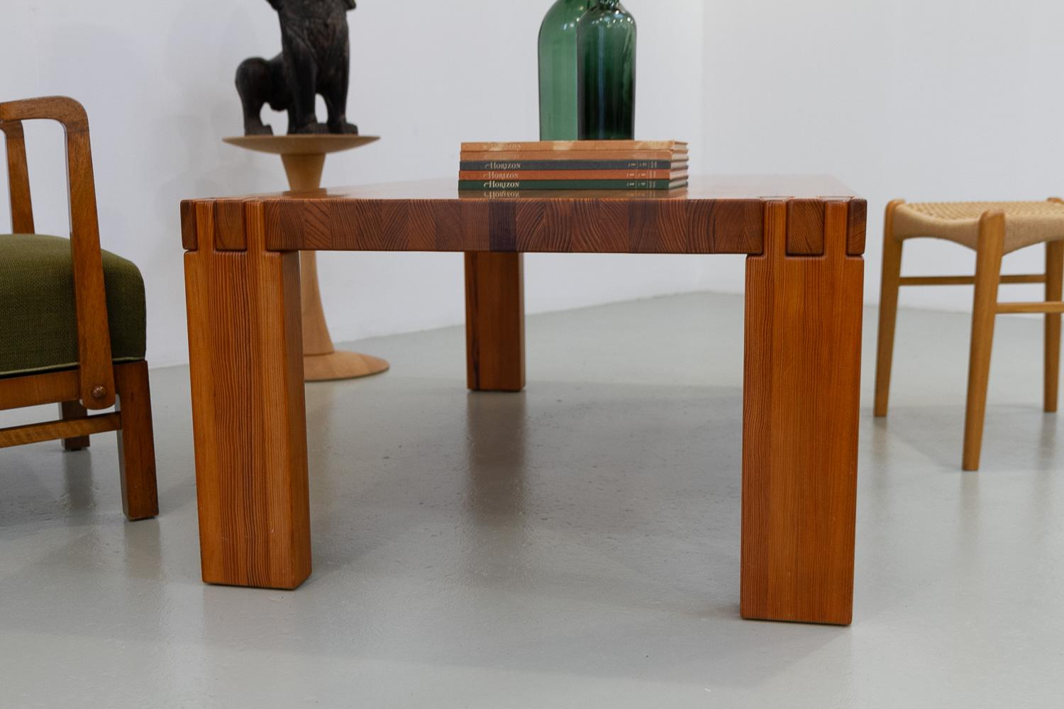 Dänischer moderner rechteckiger brutalistischer dänischer Couchtisch aus Oregon Kiefernholz, 1970er Jahre. im Angebot 12