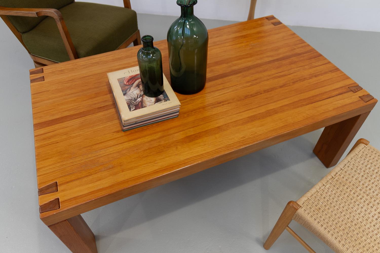 Dänischer moderner rechteckiger brutalistischer dänischer Couchtisch aus Oregon Kiefernholz, 1970er Jahre. im Angebot 14
