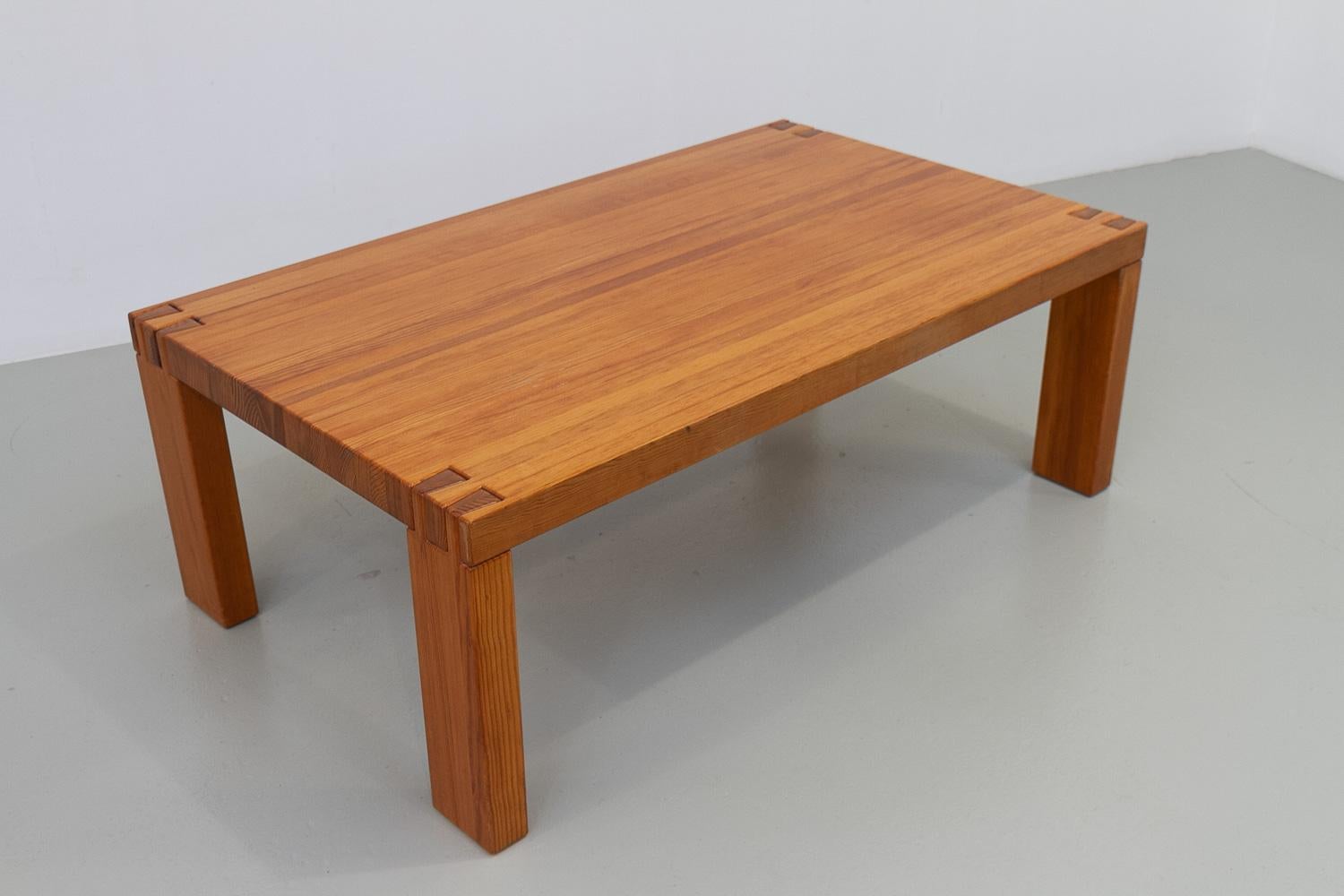 Dänischer moderner rechteckiger brutalistischer dänischer Couchtisch aus Oregon Kiefernholz, 1970er Jahre.

Beeindruckender skandinavischer Couchtisch aus massivem Kiefernholz mit großen Gelenkverbindungen und Klarlackierung, hergestellt in Dänemark
