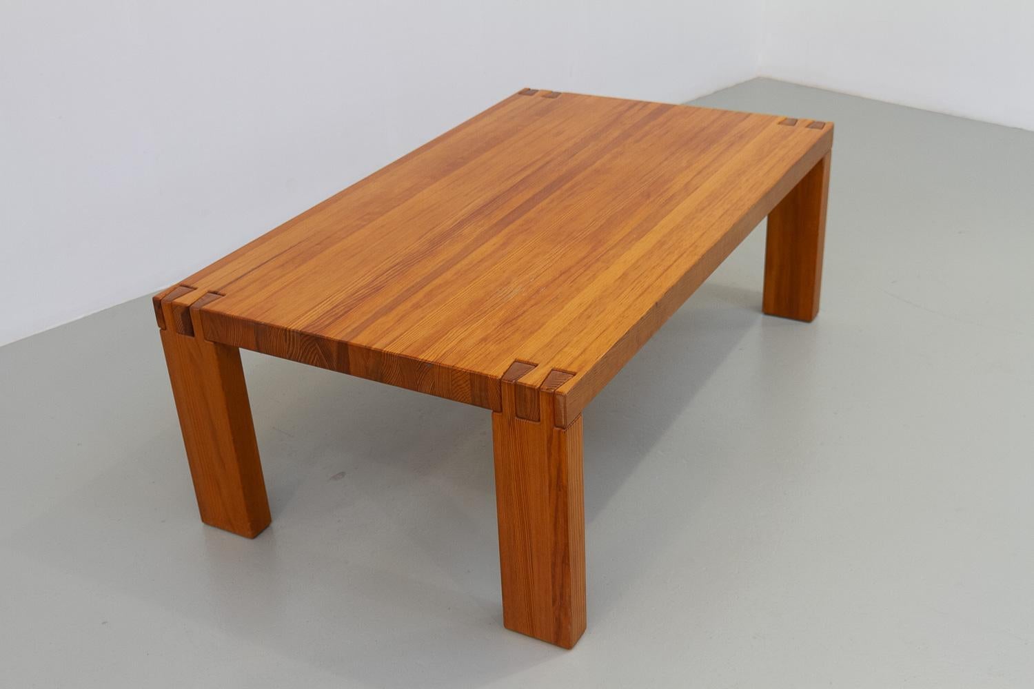 Dänischer moderner rechteckiger brutalistischer dänischer Couchtisch aus Oregon Kiefernholz, 1970er Jahre. (Skandinavische Moderne) im Angebot