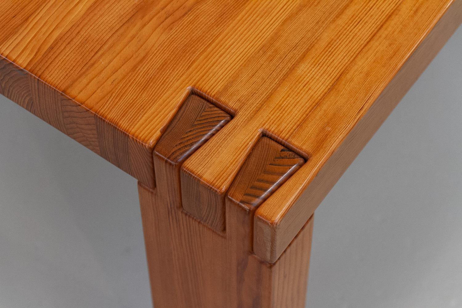 Dänischer moderner rechteckiger brutalistischer dänischer Couchtisch aus Oregon Kiefernholz, 1970er Jahre. im Zustand „Gut“ im Angebot in Asaa, DK