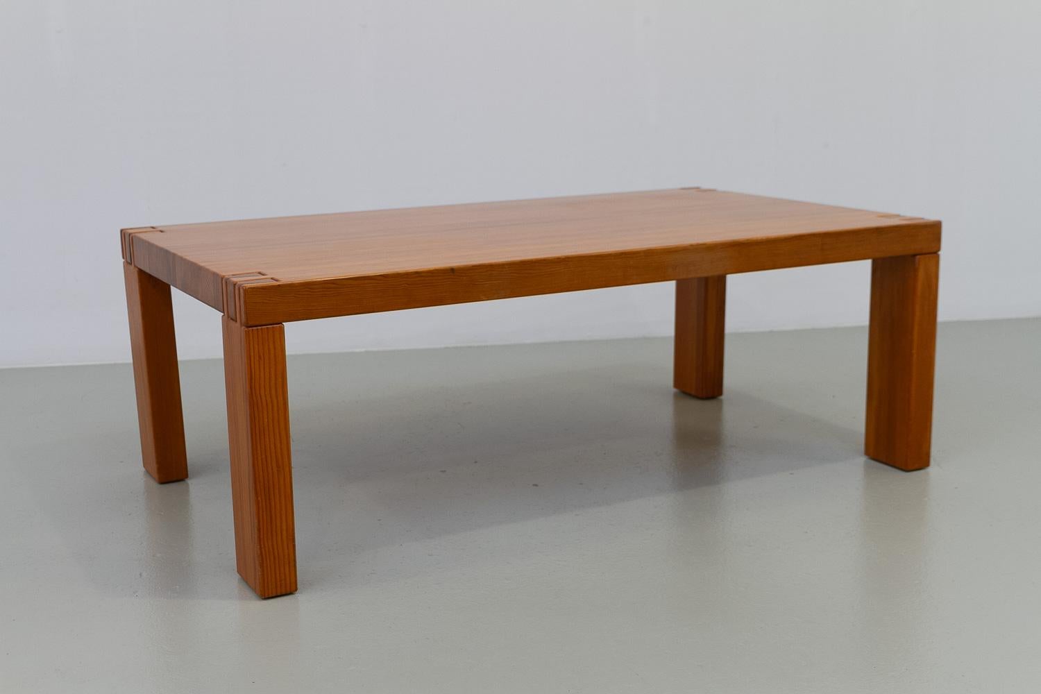 Dänischer moderner rechteckiger brutalistischer dänischer Couchtisch aus Oregon Kiefernholz, 1970er Jahre. (Ende des 20. Jahrhunderts) im Angebot