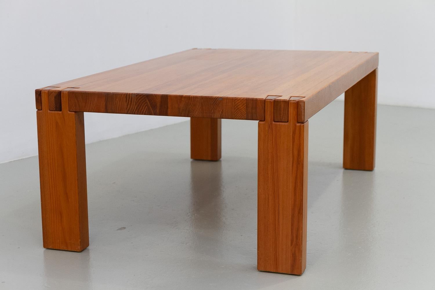 Dänischer moderner rechteckiger brutalistischer dänischer Couchtisch aus Oregon Kiefernholz, 1970er Jahre. im Angebot 1