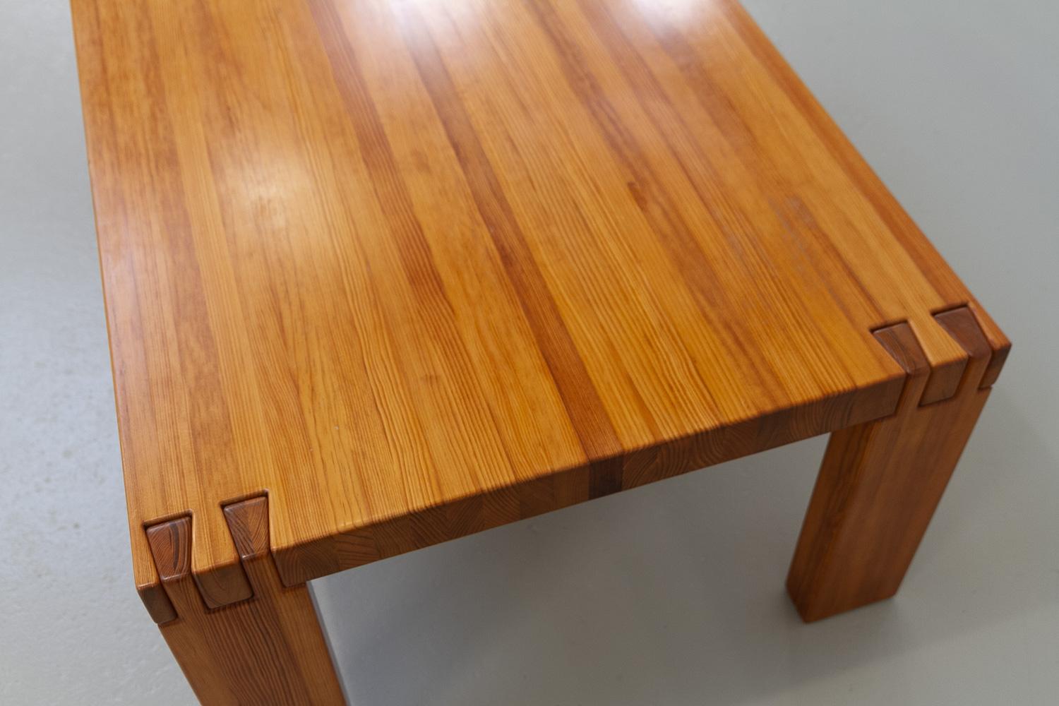 Dänischer moderner rechteckiger brutalistischer dänischer Couchtisch aus Oregon Kiefernholz, 1970er Jahre. im Angebot 2