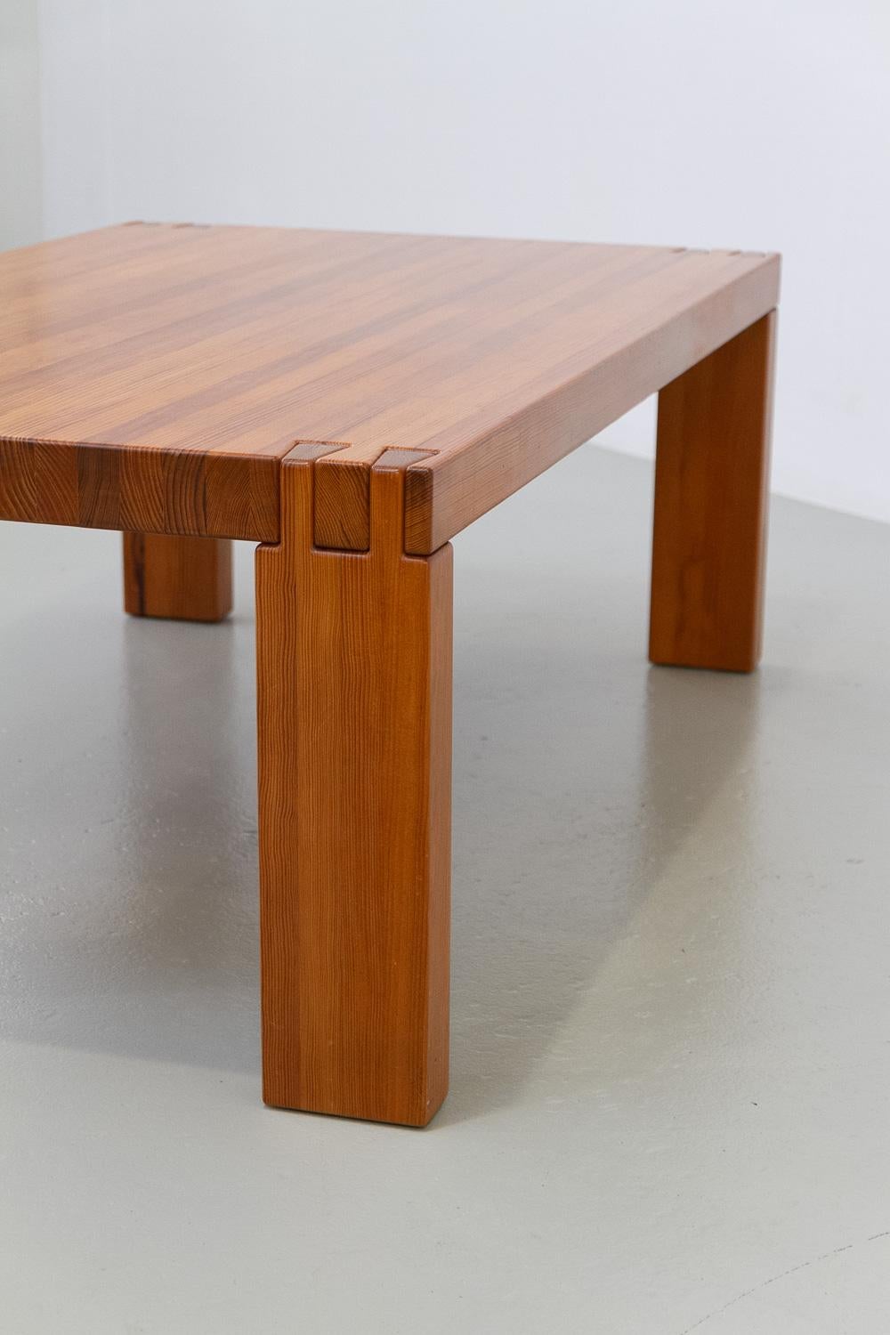 Dänischer moderner rechteckiger brutalistischer dänischer Couchtisch aus Oregon Kiefernholz, 1970er Jahre. im Angebot 4
