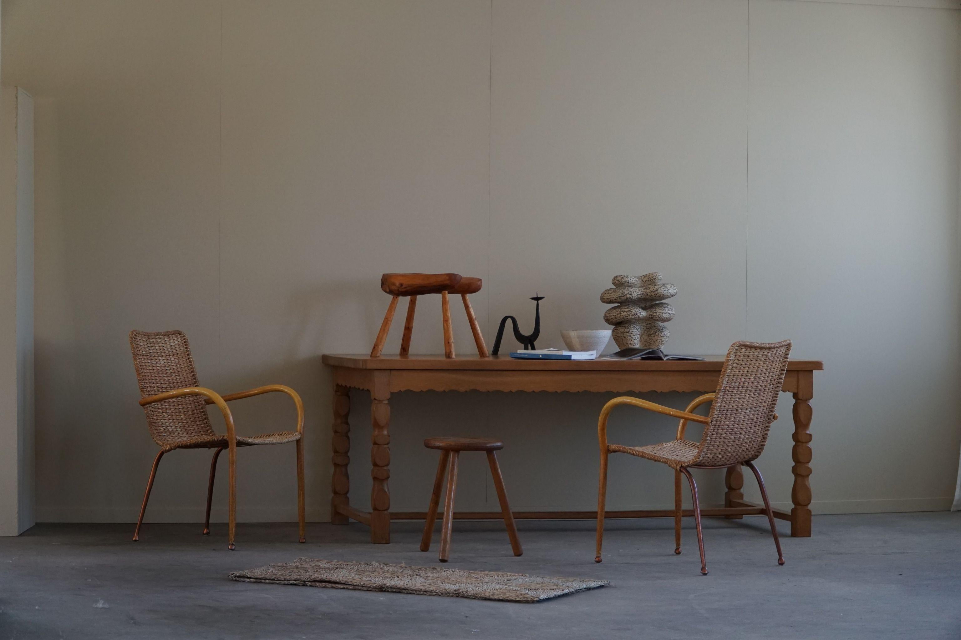 Voici un grand bureau rectangulaire / table à manger en chêne massif, fabriqué par un ébéniste danois dans les années 1950. Cette pièce exceptionnelle combine l'élégance du design danois avec les détails ornés de l'esthétique baroque, ce qui donne