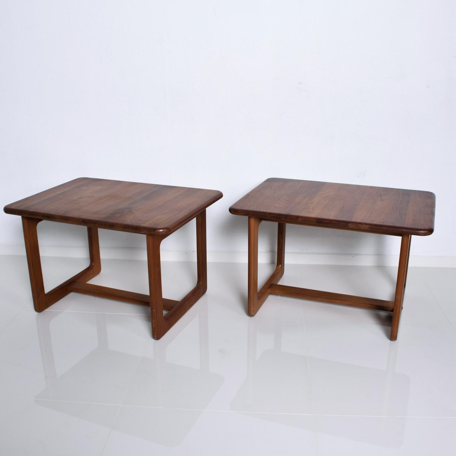 Fabulous Finn Juhl attributed style Organic Modern classic rectangular Side tables in Solid Teakwood. Denmark 1980s
After architect designer Finn Juhl for France and Son.
Simply lovely. Unmarked.
Dimensions: 19 H x 21 .63 D x 29.63 W.
Original
