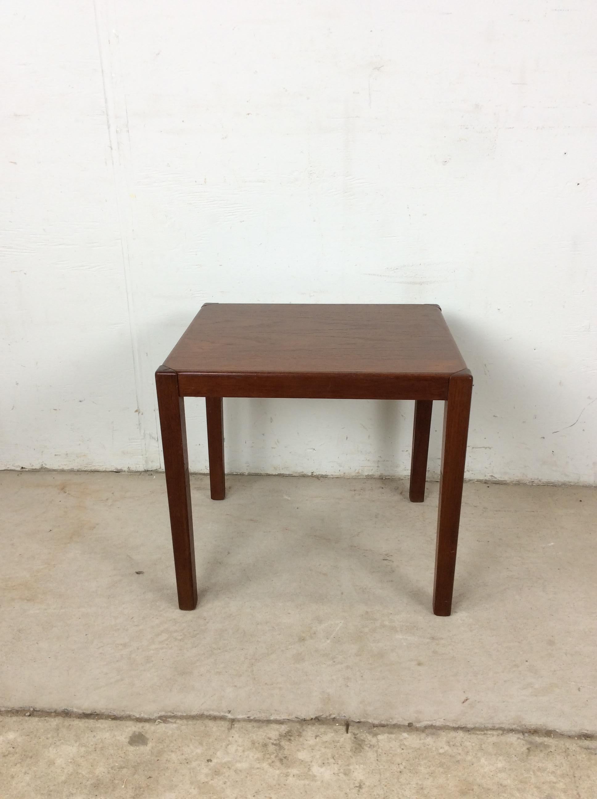 Esta moderna mesa auxiliar danesa está fabricada en madera dura, tiene un original acabado en teca y patas cónicas desmontables.

Dimensiones: 17,75an 15,5d 16,5h 

Notas sobre el estado: El acabado original tiene algo de desteñido y decoloración.